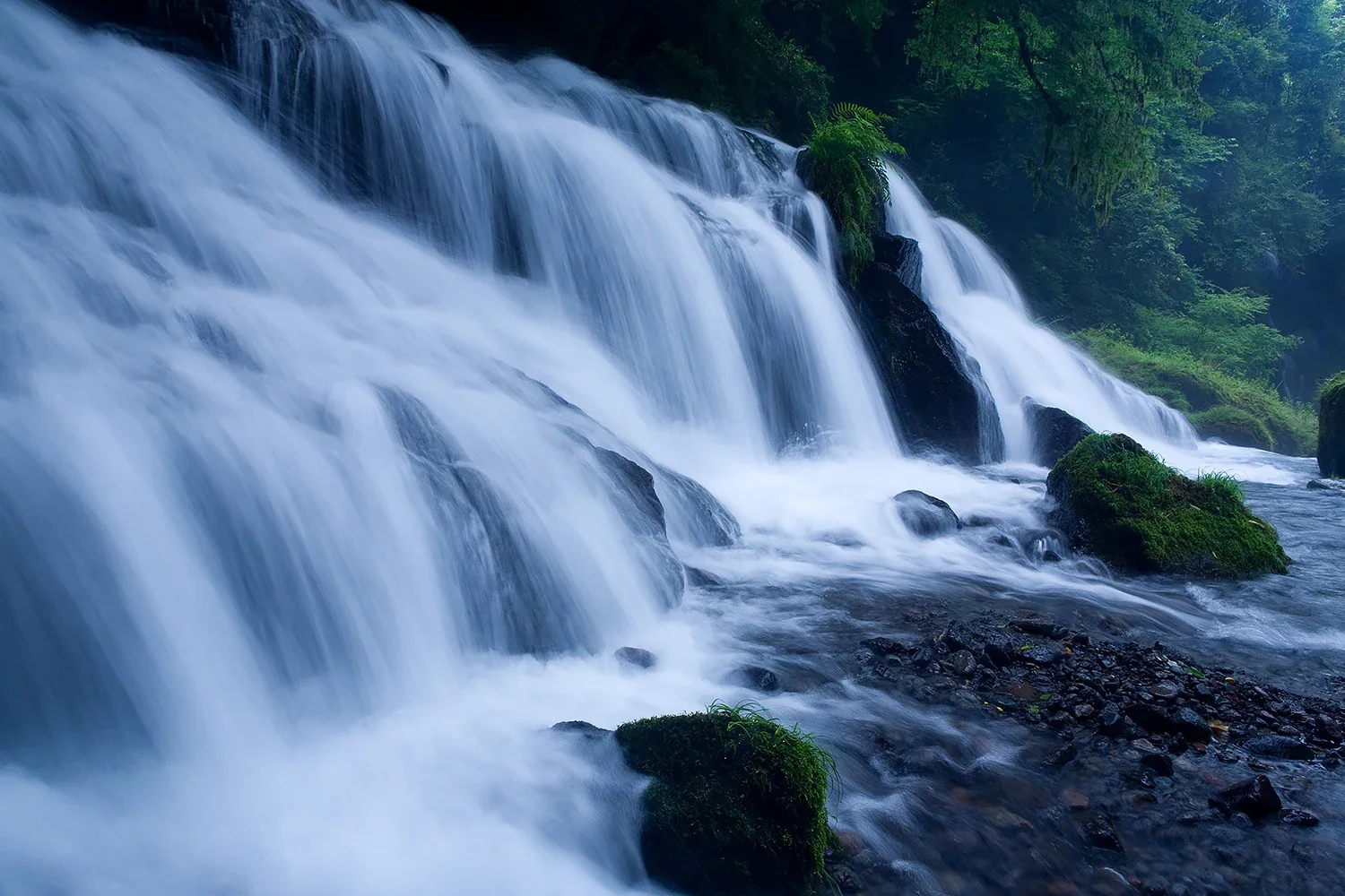 清流の息吹を感じる菊池渓谷にて撮影。岩を滑る水の躍動と木漏れ日が織りなす、静謐で美しい自然美（江藤耕治 撮影）