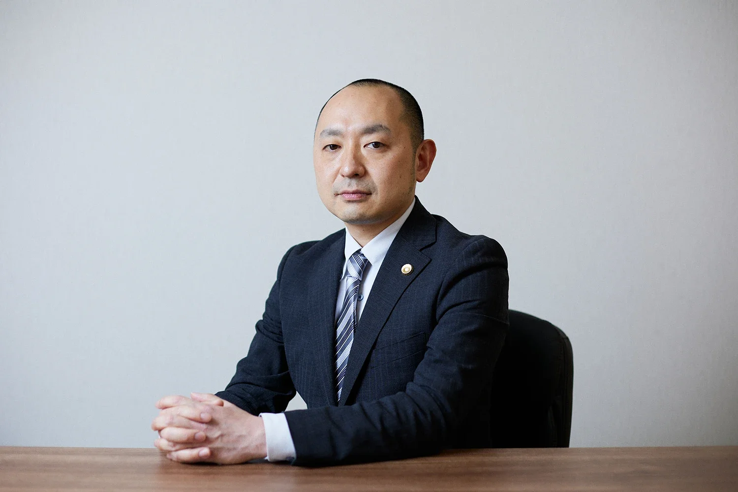 スーツスタイルで信頼感を醸成する弁護士のプロフィール写真。誠実さと知性を伝える、ハイクオリティな士業用ポートレート（江藤耕治 撮影）
