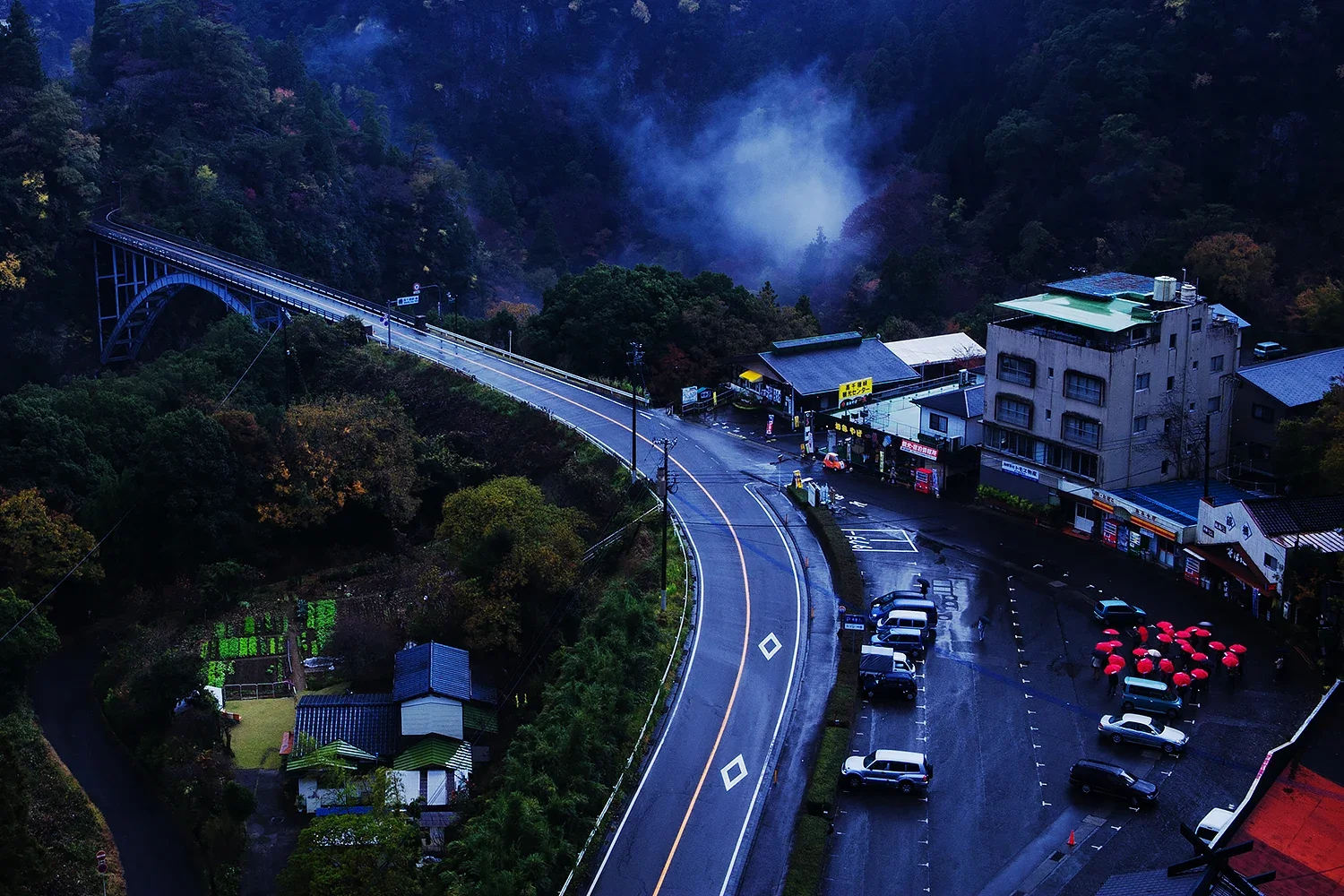 神話が息づく高千穂の情景。鉄橋と赤い傘が彩る、旅情あふれる日本の原風景ロケーション撮影（江藤耕治 撮影）