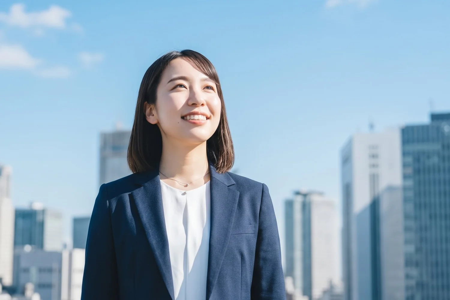 撮影を終えて晴れやかな表情のビジネスパーソン