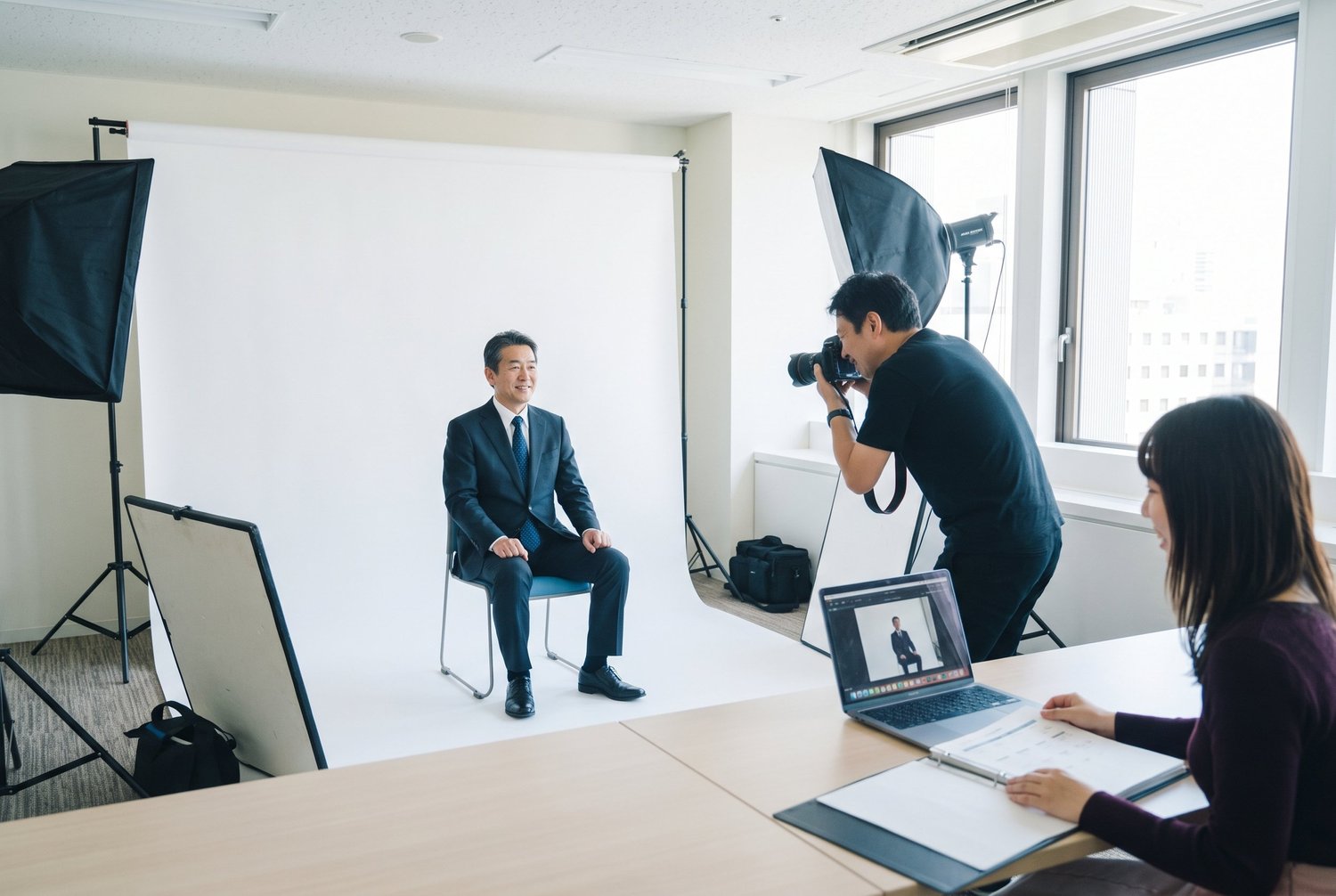 会議室に背景紙とライトを設営して行う役員のプロフィール写真の出張撮影