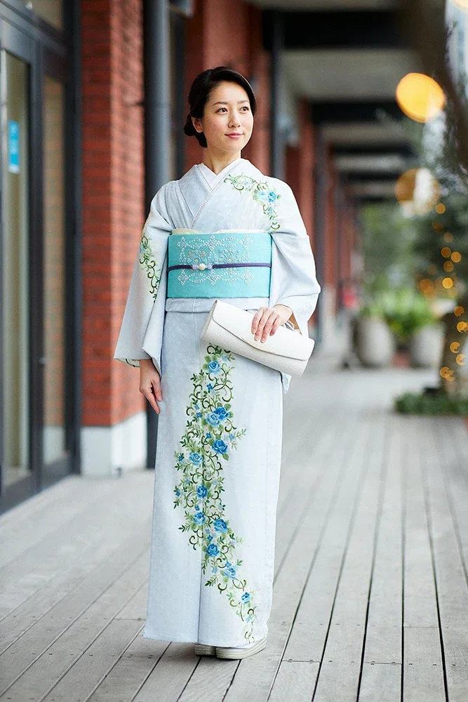 和服を着た女性が歩いている。