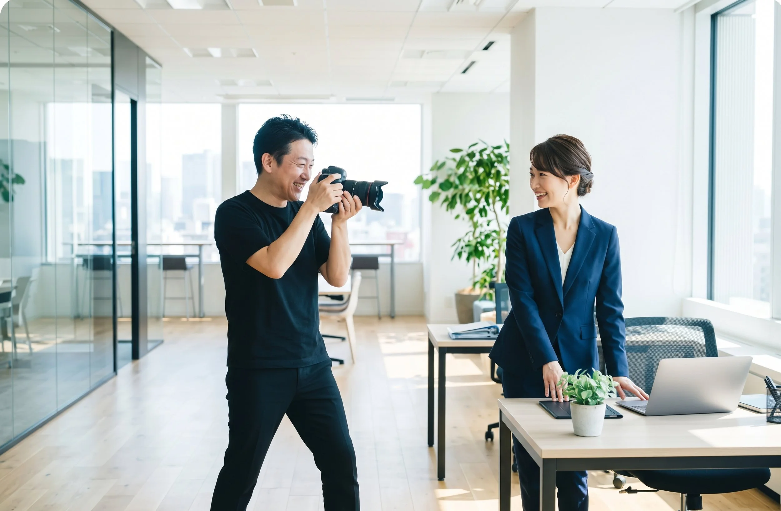 会話をしながら社員の自然な笑顔を引き出す採用ページ用の撮影風景