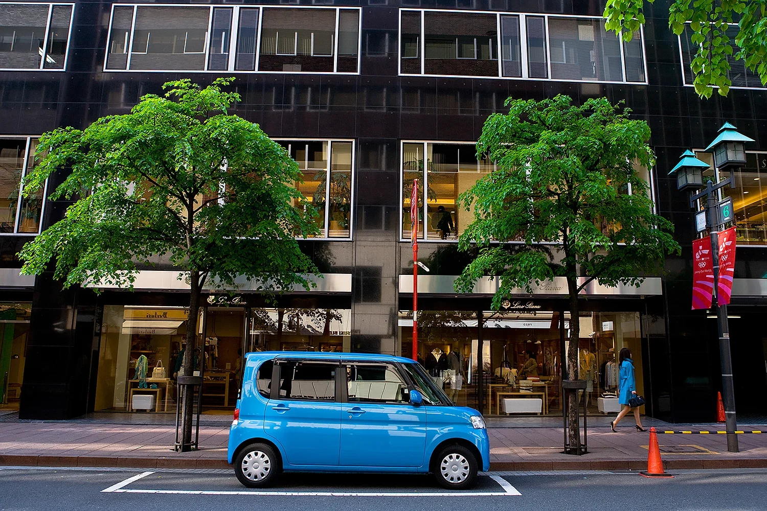 洗練された都市の日常と街角の景観。色彩豊かなコントラストが映える、都会的でモダンなストリート・ロケーション撮影（江藤耕治 撮影）