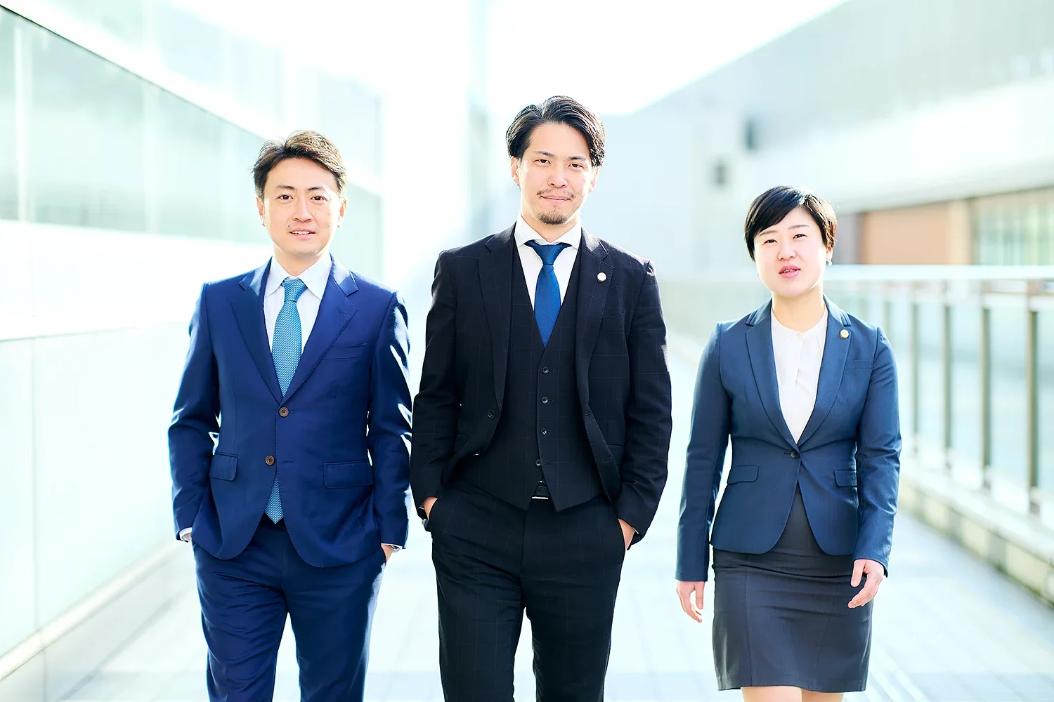 ビジネスマンとビジネスウーマンが屋外で歩いている写真