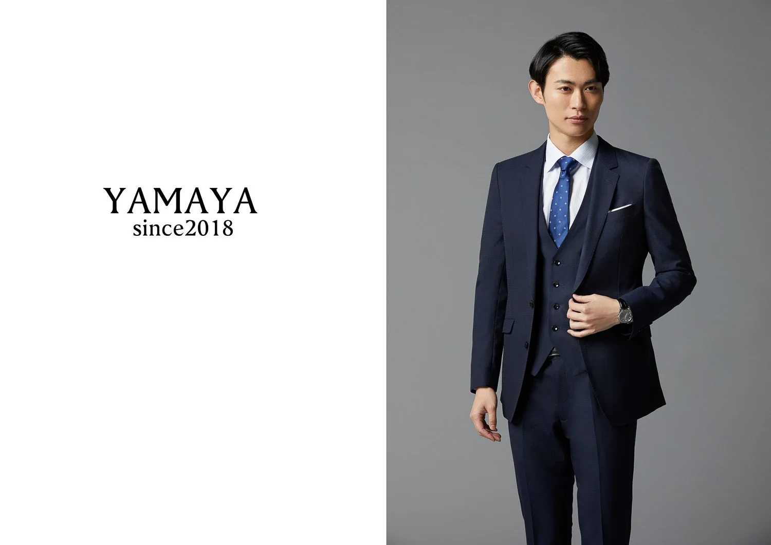 男性モデルがスーツを着ている写真。