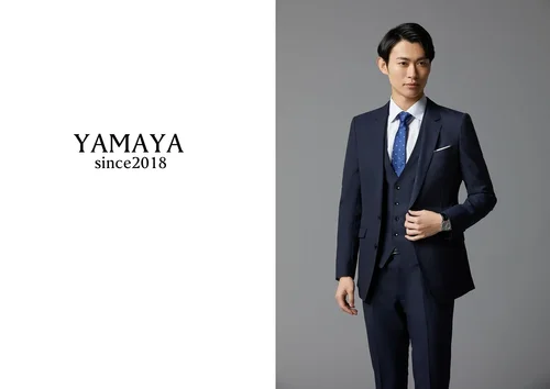 男性モデルがスーツを着ている写真
