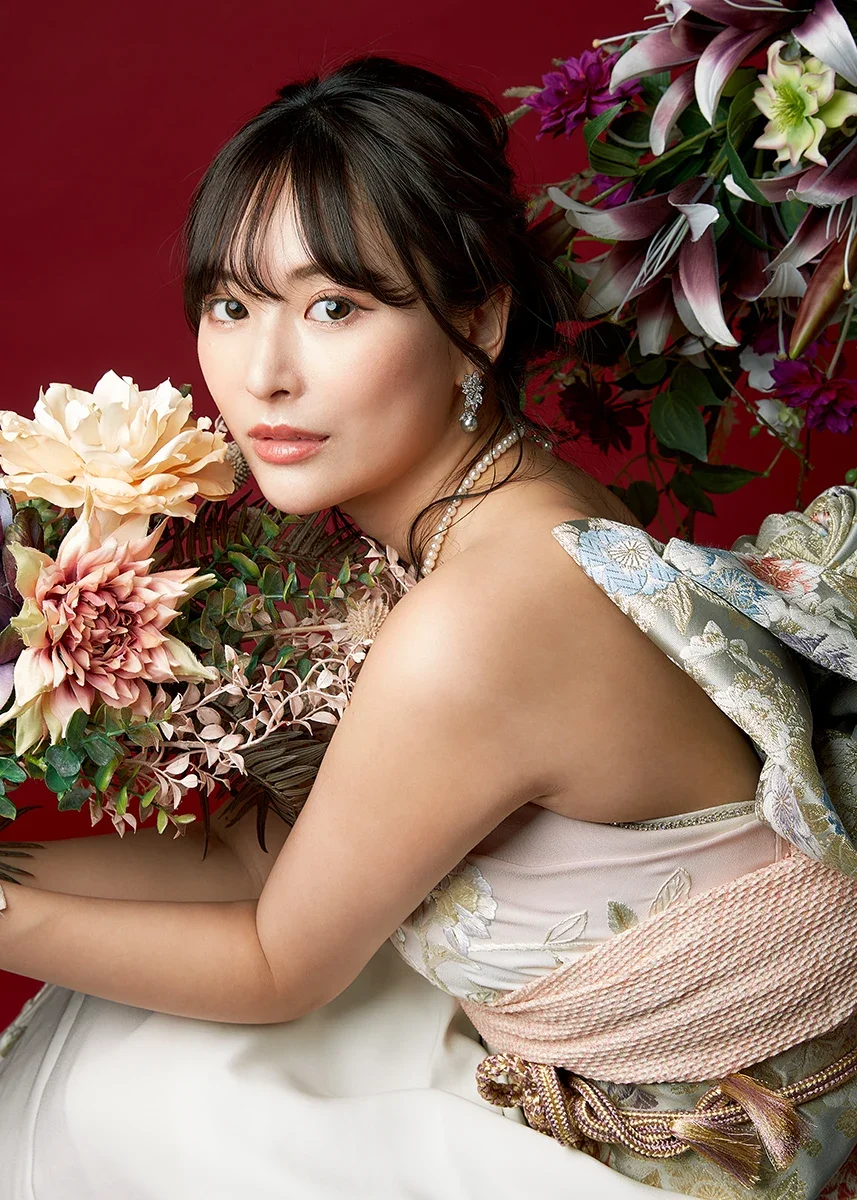 着物ドレスを着て花に囲まれた女性のポートレート