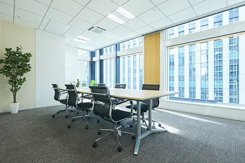 ベンナビ掲載用の法律事務所の内観写真。大きな窓から光が差し込む、明るく清潔感のある相談室・会議室。