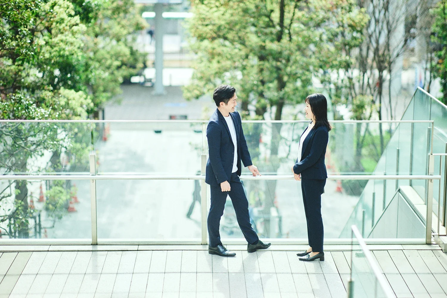 ビジネスカップルが屋外で会話している様子