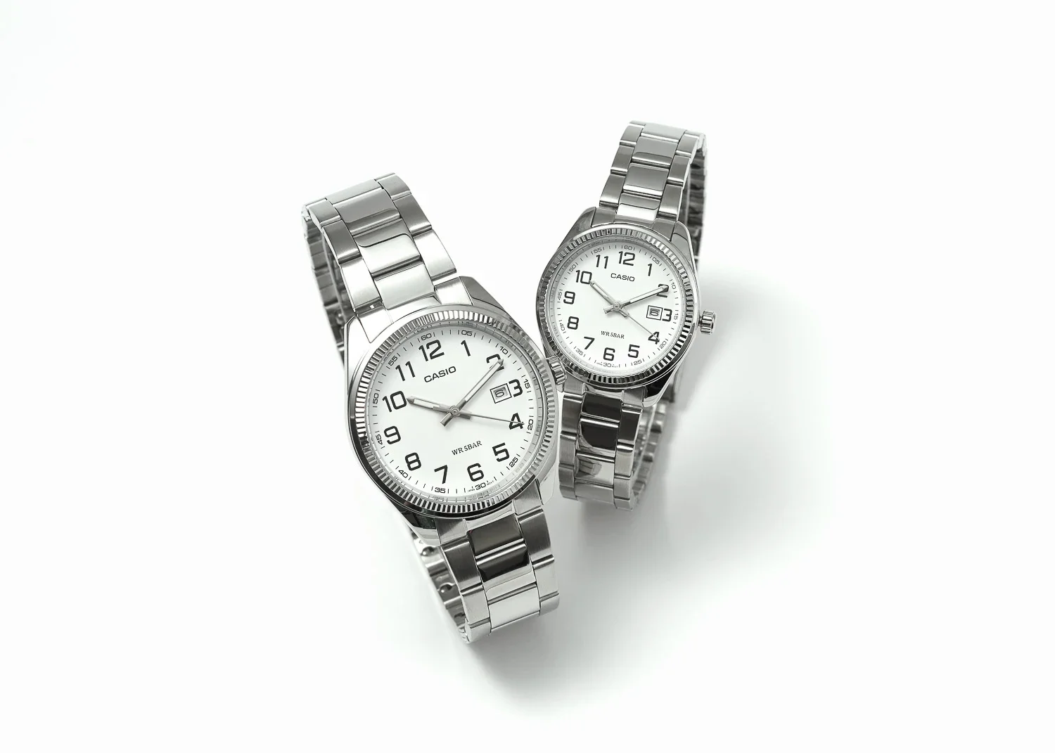 白い文字盤のカジュアルなシルバーステンレス製腕時計2つ。