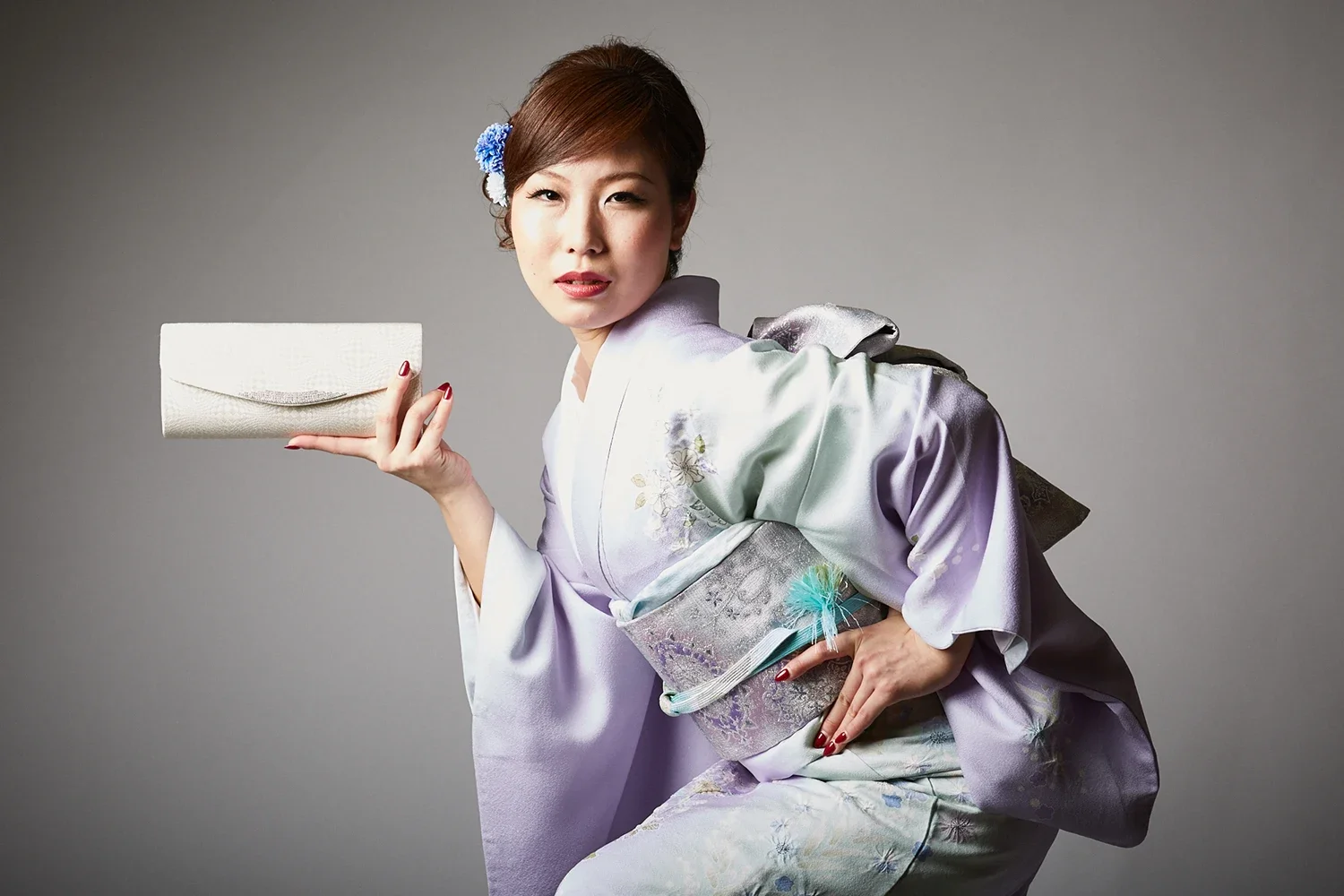 紫色の着物（和装）を着用した女性のスタジオ撮影ポートレート。プロカメラマンによるライティングで着物の質感と美しさを引き出した販促用写真事例