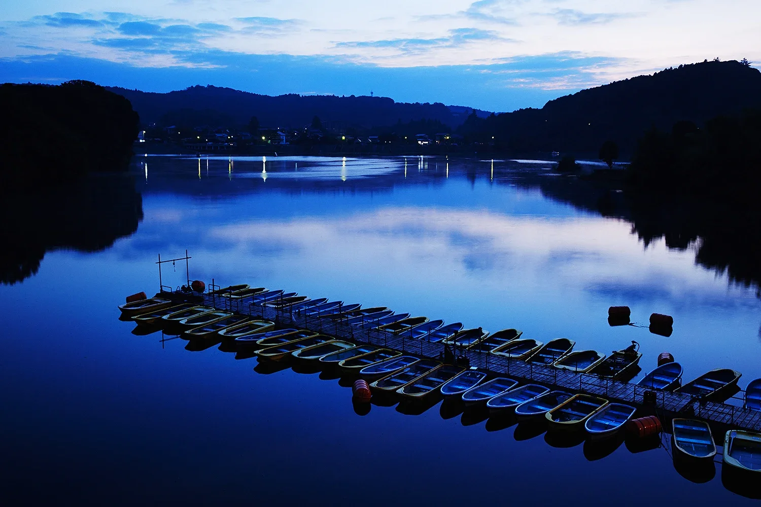黄昏時の静寂を映す房総の湖畔。整然と並ぶボートと山々のシルエットが描く、抒情的なトワイライト景観（江藤耕治 撮影）