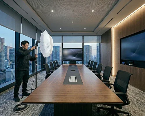 カメラマンがライティングする様子です。ビジネスポートレートやインタビューカットもライティングします。