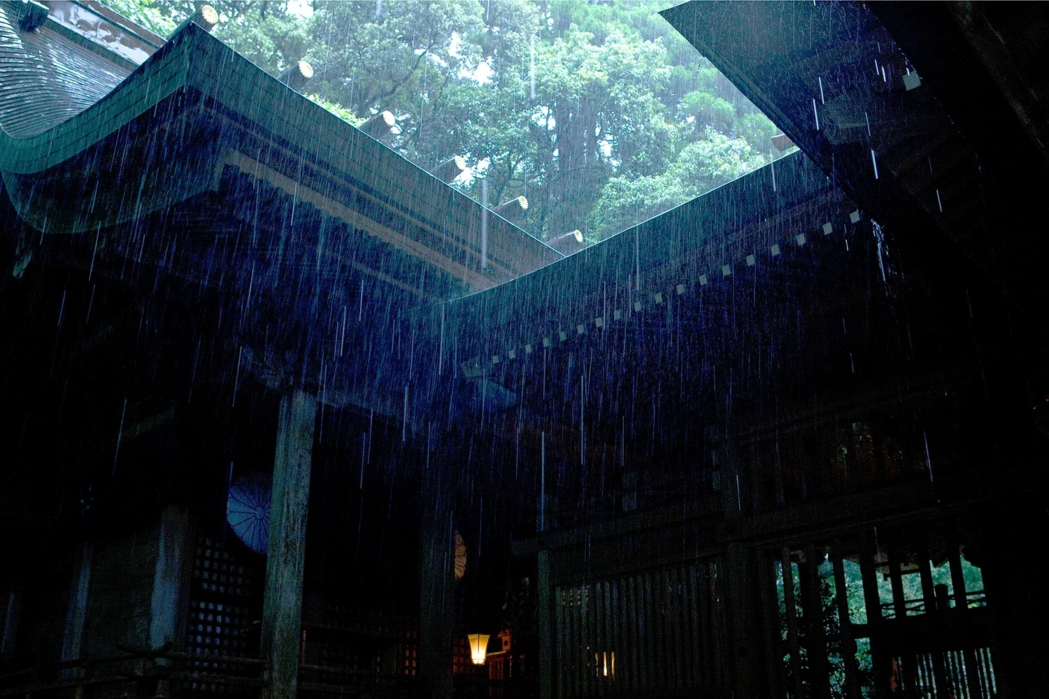 雨の日の神社に宿る静謐な情景。軒先から滴る雨水が紡ぐ、清廉で神秘的な日本の美意識（江藤耕治 撮影）
