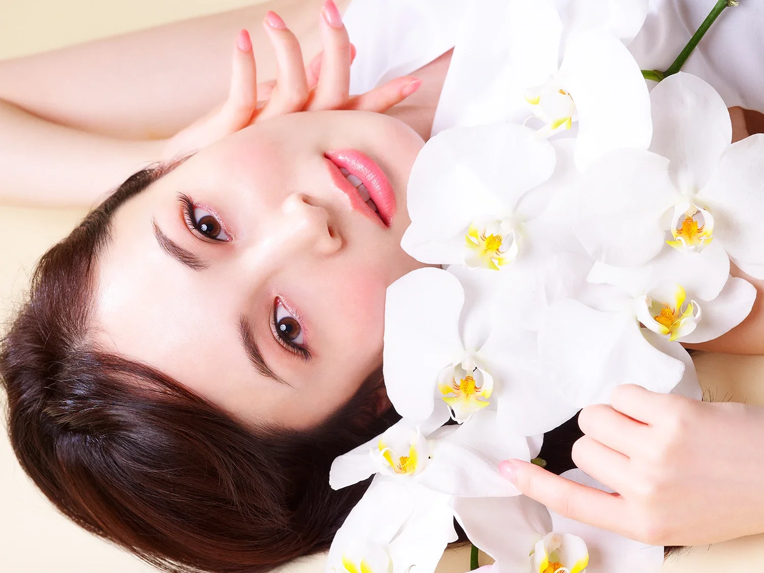 モデル日高薫さんのビューティー写真。