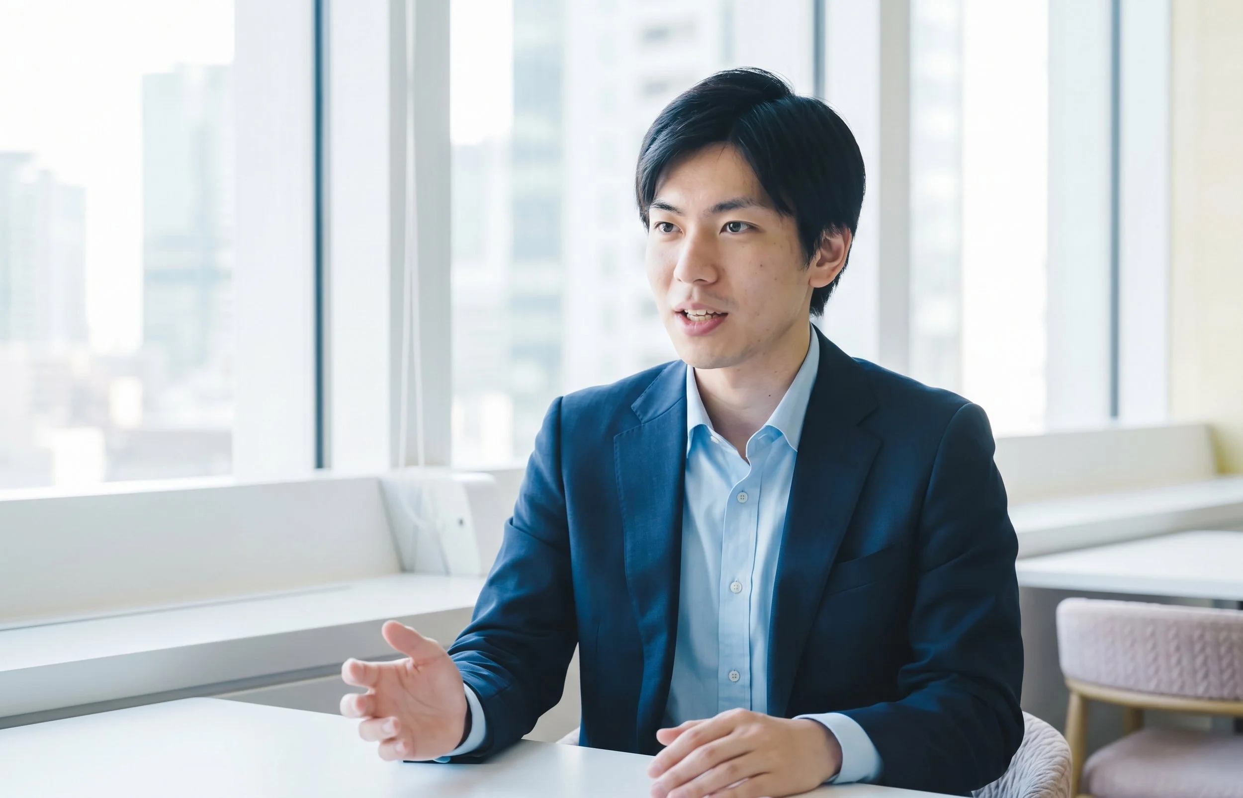 採用ページに使う社員インタビュー風のビジネスポートレート
