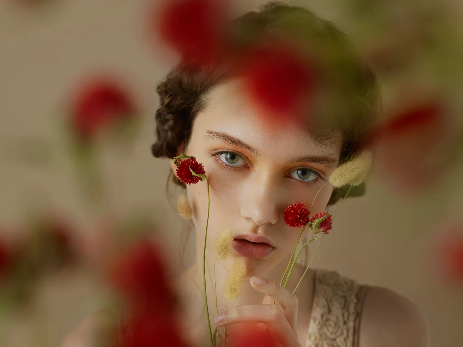 花に囲まれた女性のクローズアップ写真