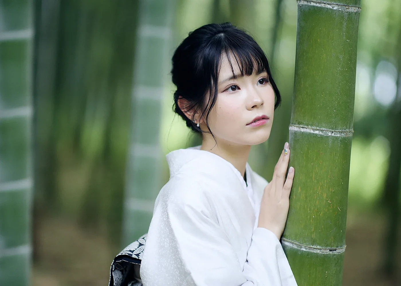 竹林の中に立つ若い女性の portrait, 白い衣装を着ている