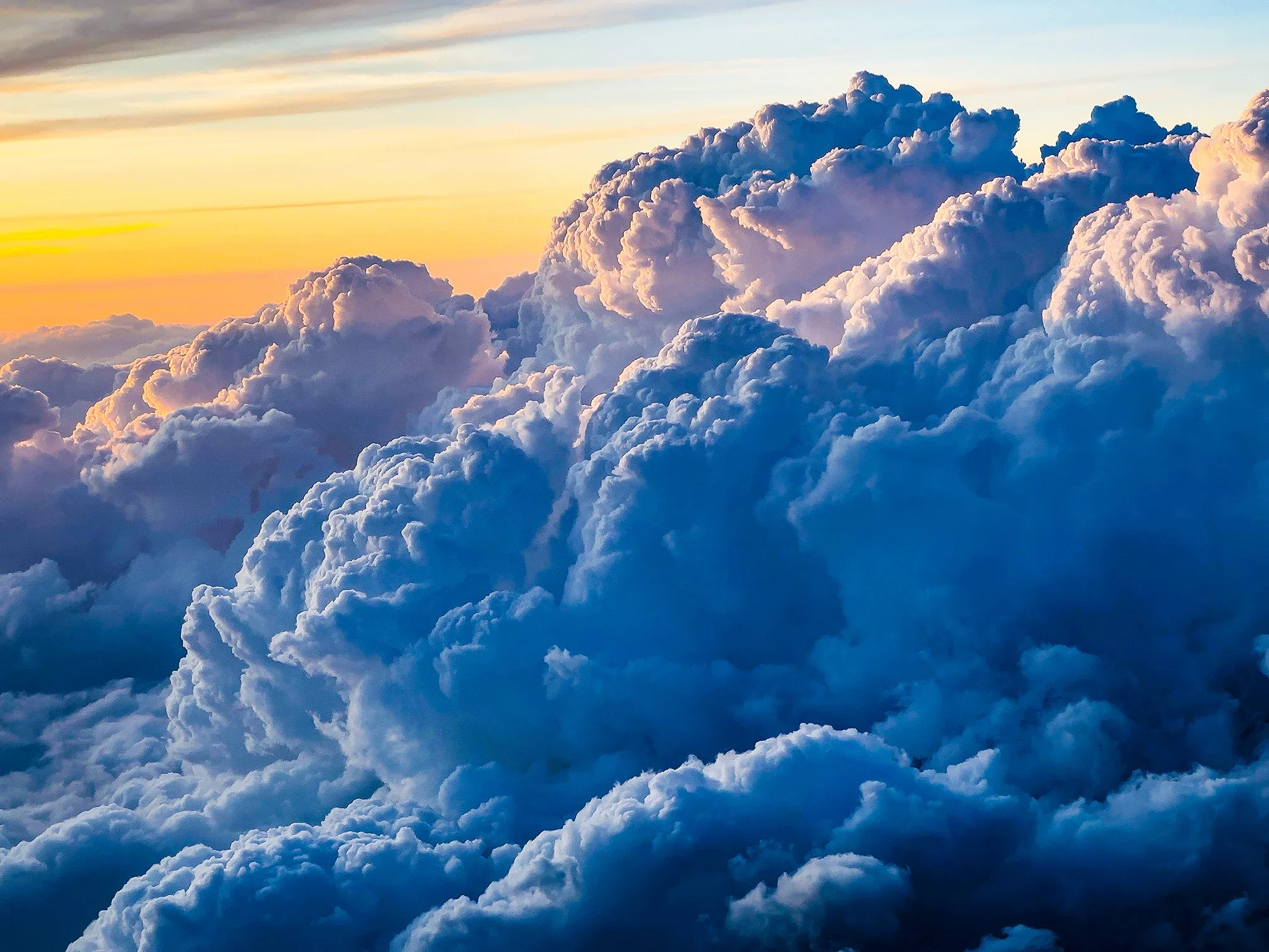 ドラマチックな夕暮れ時の空と雲の景観。サイトの情緒を深める、グラデーションの美しい自然美・風景写真（江藤耕治 iPhoneにて撮影）
