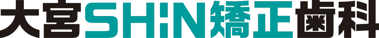 大きな青色の文字で「SHIN」と書かれ、その左側に黒い文字で何かのタイトルがあり、右側には日本語の文字が書かれている画像