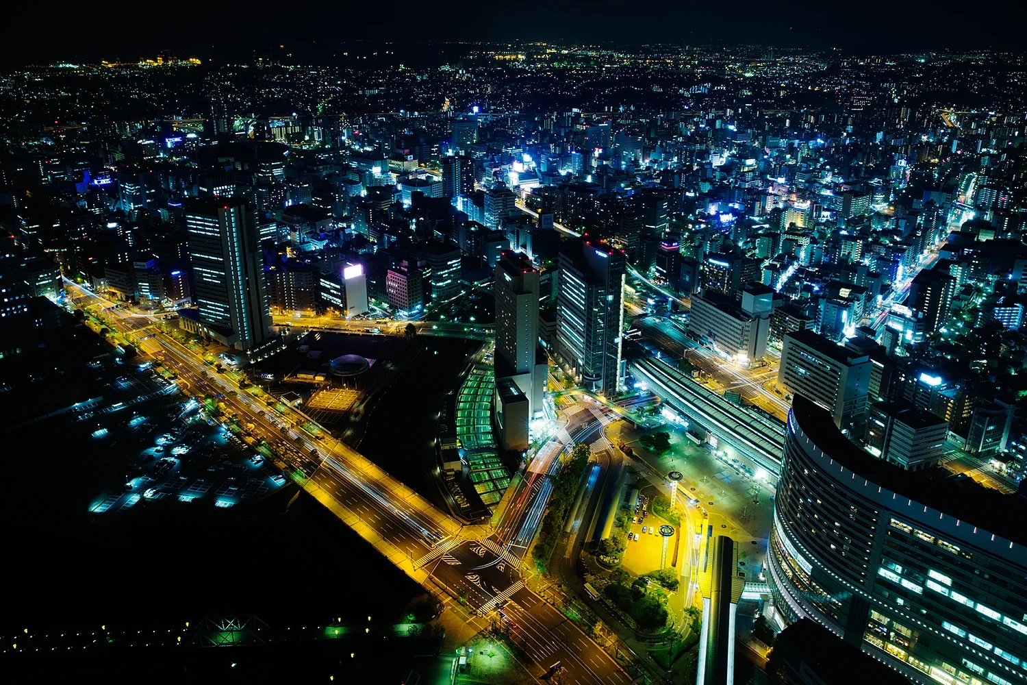 宝石のように輝く横浜のアーバン・ナイトビュー。ランドマークタワーから見下ろす、圧倒的なスケール感の都市景観撮影（江藤耕治 撮影）