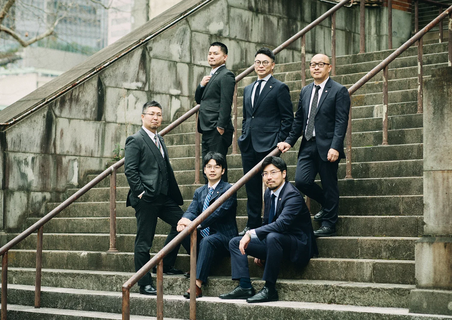 型にハマらない弁護士の集合写真。コーポレートサイト用撮影。（東京都・日比谷）