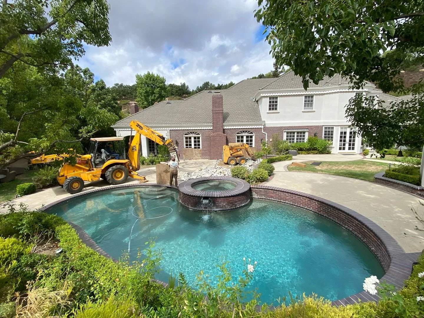 Just when you think it can&rsquo;t get any better&hellip; 

Stay tuned for the result!🚧🚜

#AWBuilders #BuiltToLast #QualityCraftsmanship 
#constructionlife