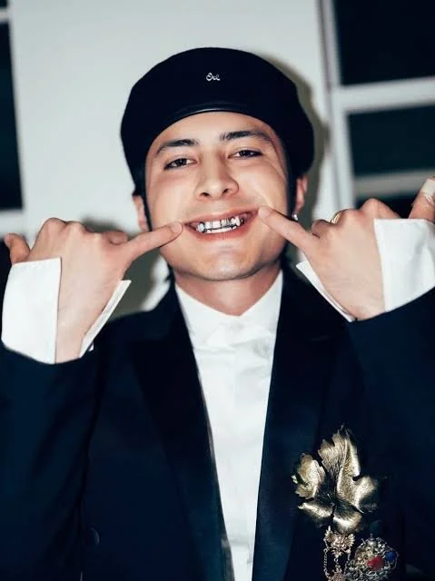 THE HISTORY OF GRILLS AND TEETH ACCESSORIES AND HOW THEY MADE IT TO THE RED CARPET