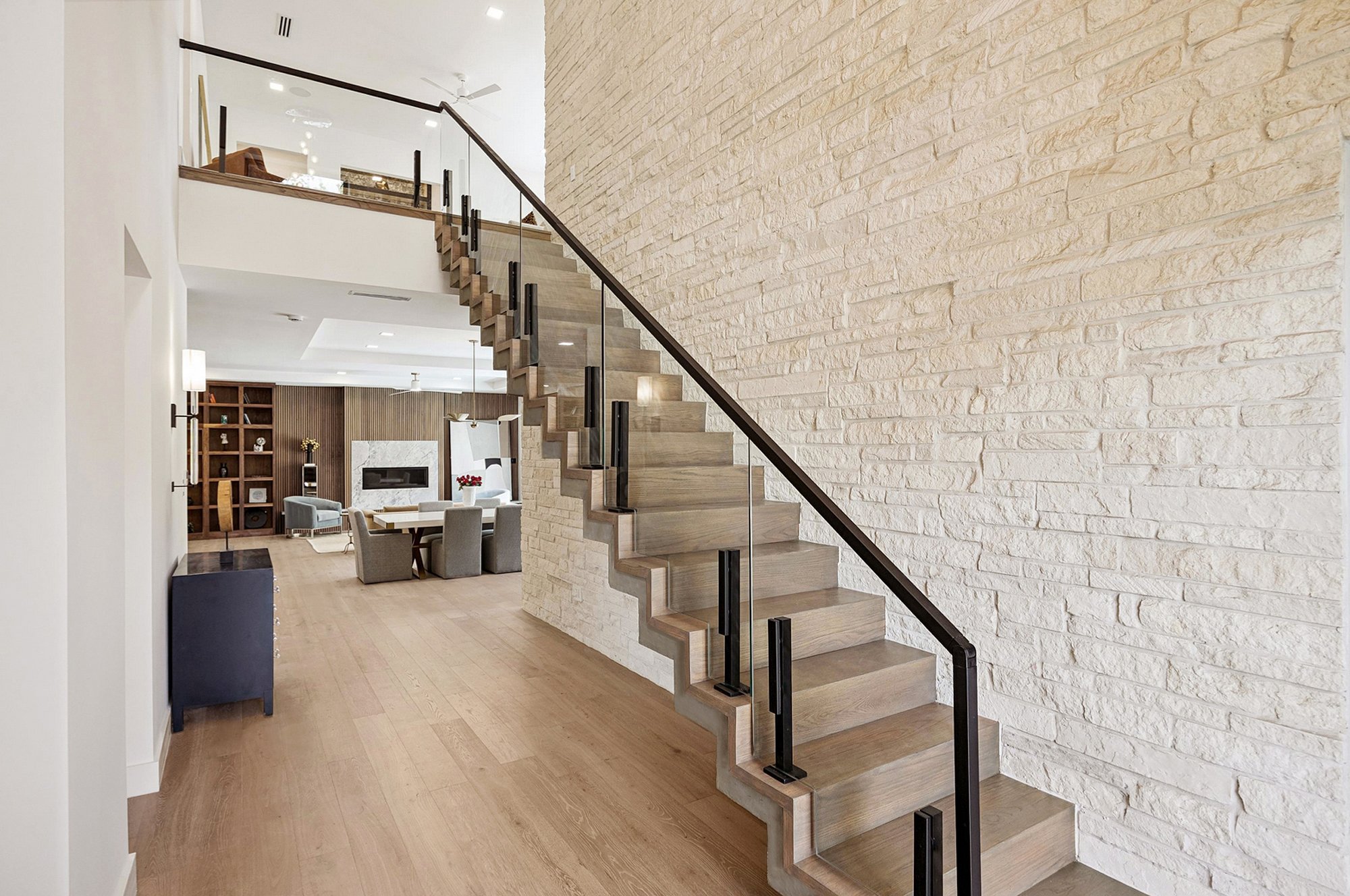 Everlasting_Homes_Building_Group_Entry_with_Stairs_and_Living_Room_Newcastle3106_screen03-REV.jpg