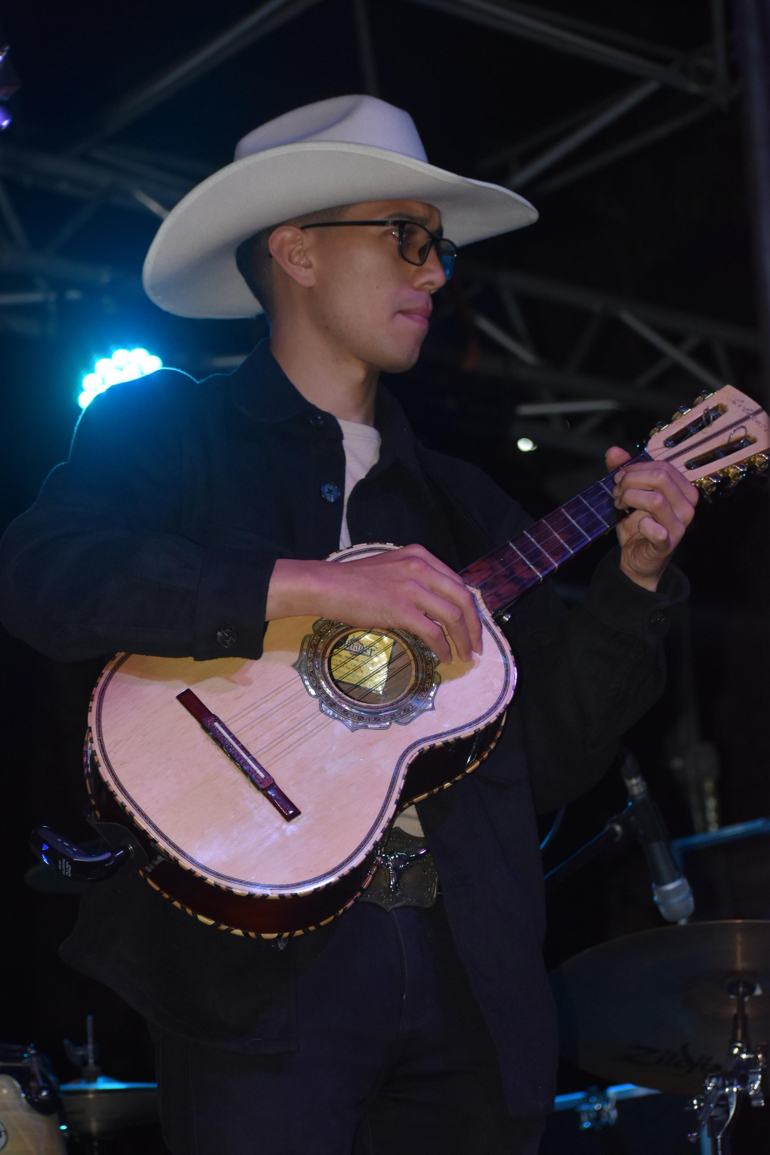 Edgar Andrés Pabón Meza, Vihuelista de Grupo Supremacía