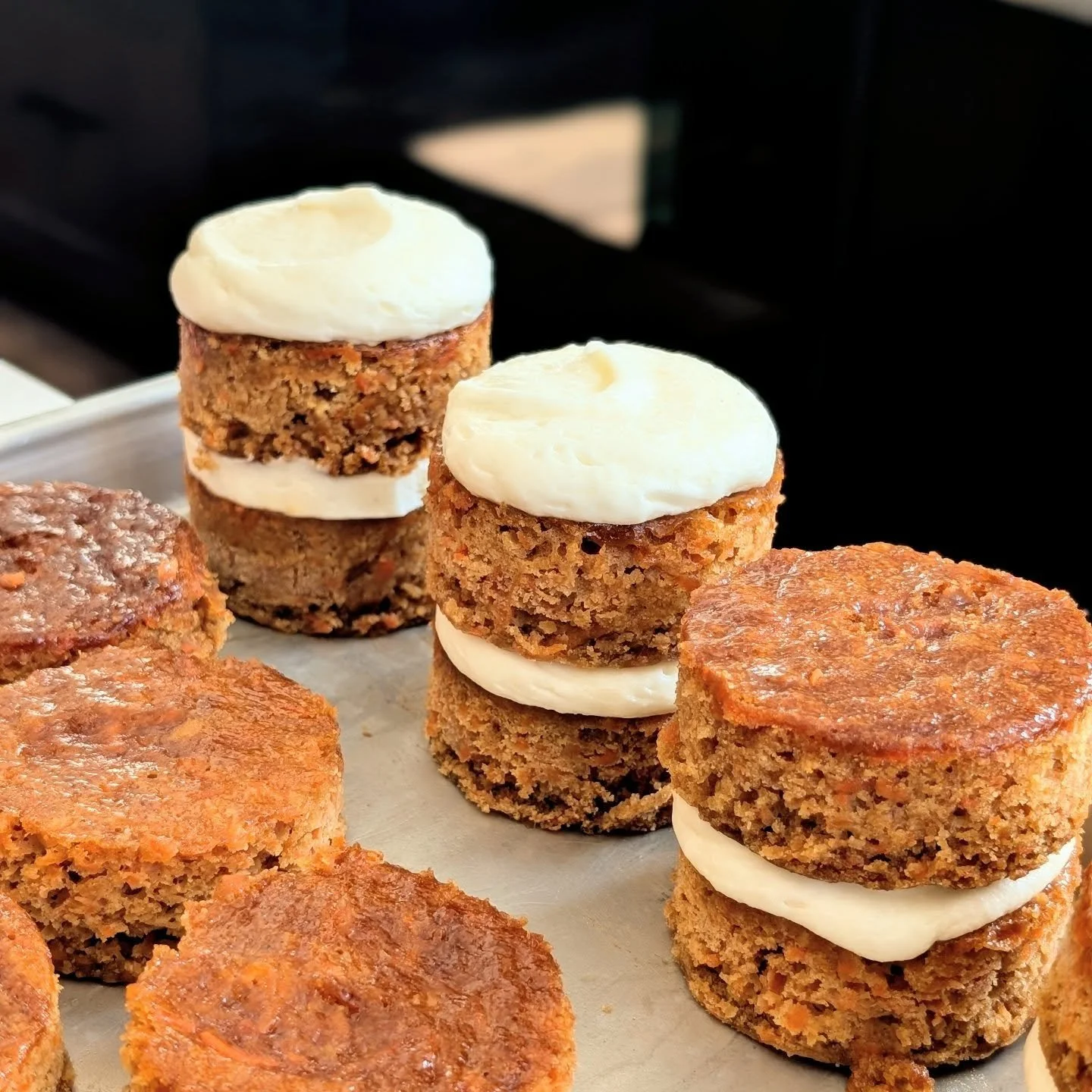 carrot cakes + cream cheese icing = your perfect spring dessert 🥕😋 

#glutenfreeknoxville #cottagebakerylove
