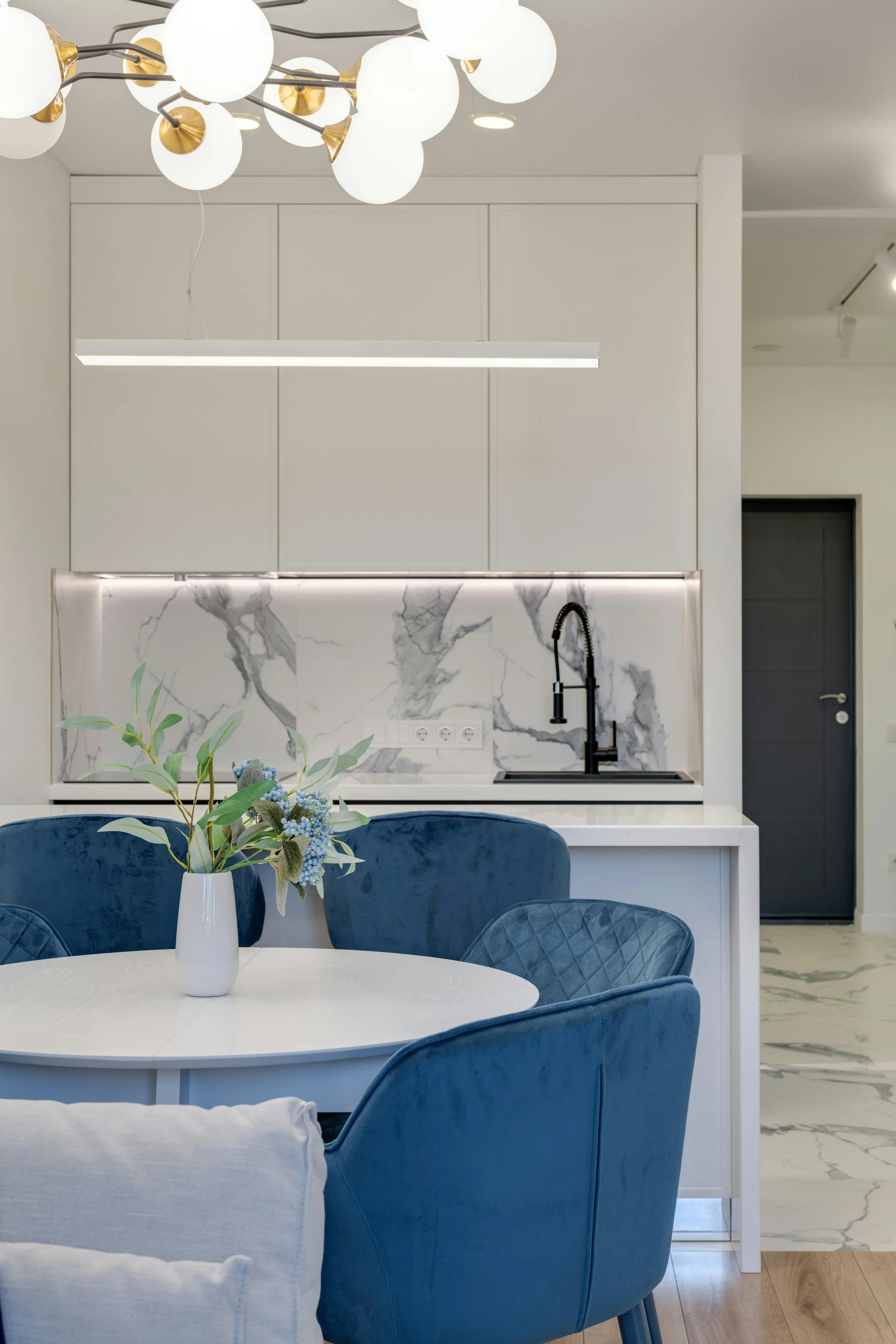 Overheard lighting over a dining room table