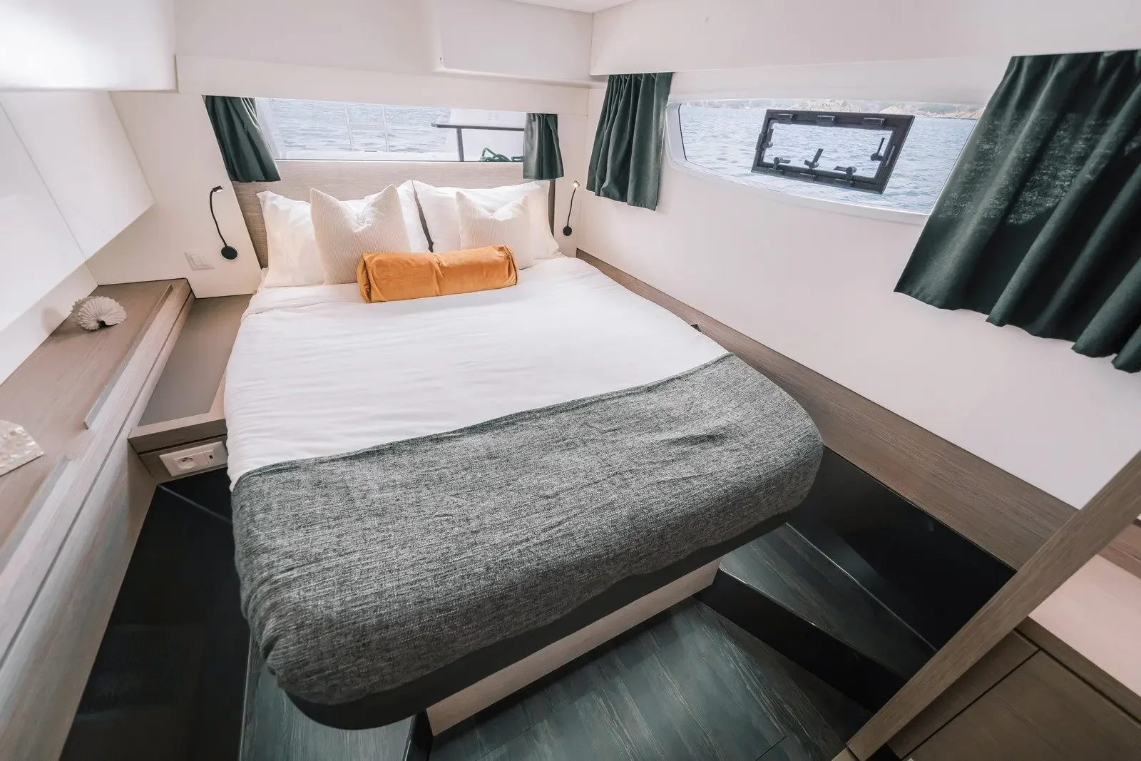 fountaine-pajot-tanna-47-interior-owners-suite-8.webp