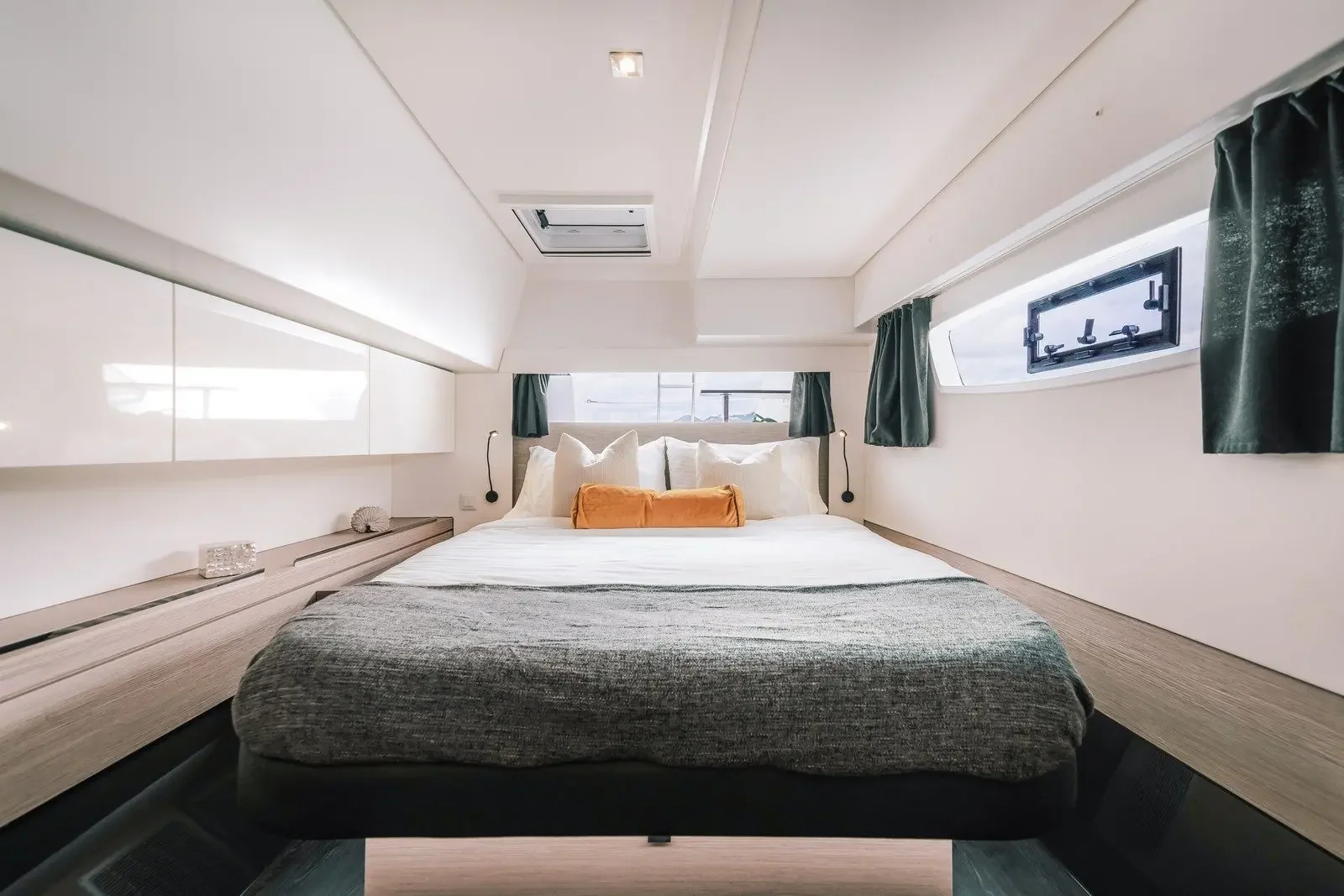 fountaine-pajot-tanna-47-interior-owners-suite-5.webp