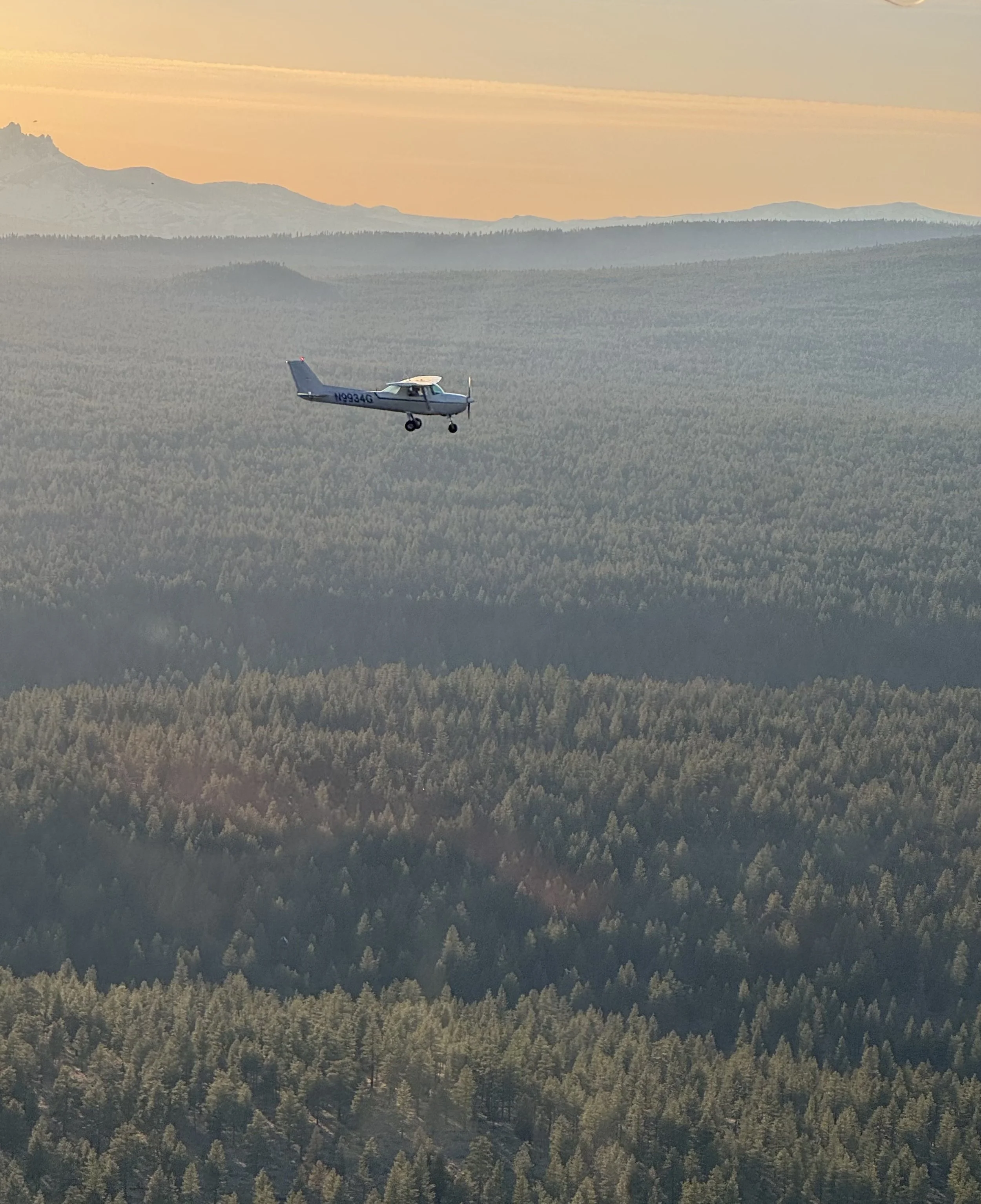 Wingtip of training aircraft with sun flare during private pilot flight near Bend, Oregon