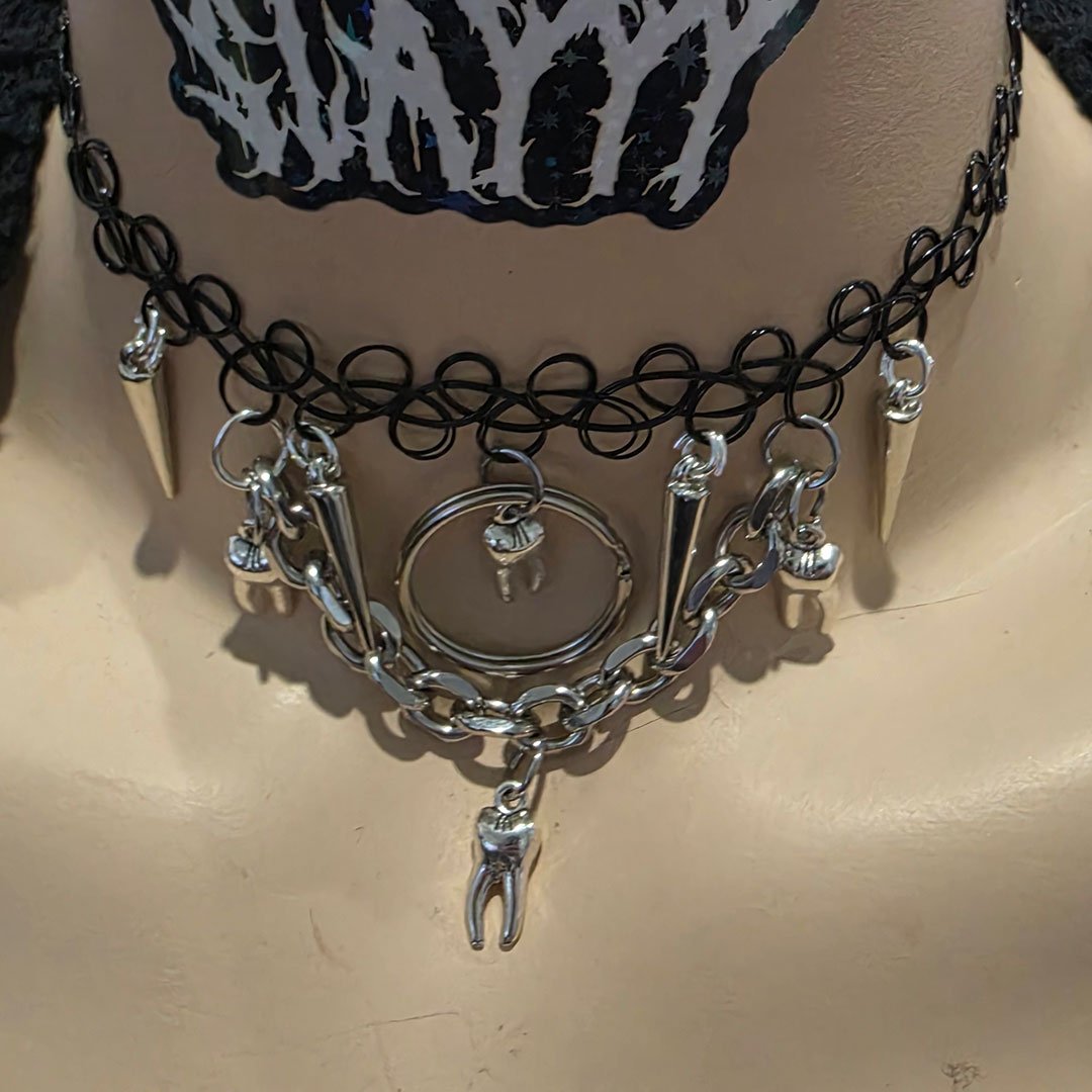 CHOKER-BLACK-FANGSOUT.jpg