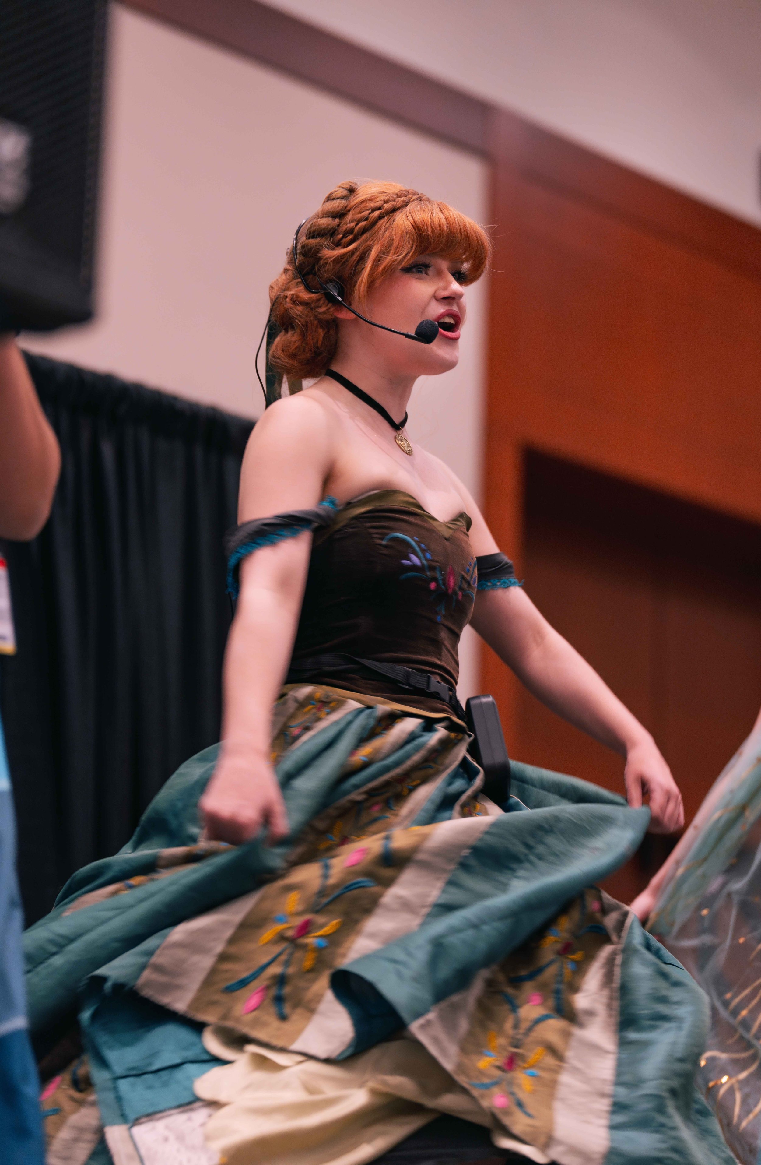 anna-frozen-calgaryexpo-calgary-business-holiday-party-character-entertainment.jpg