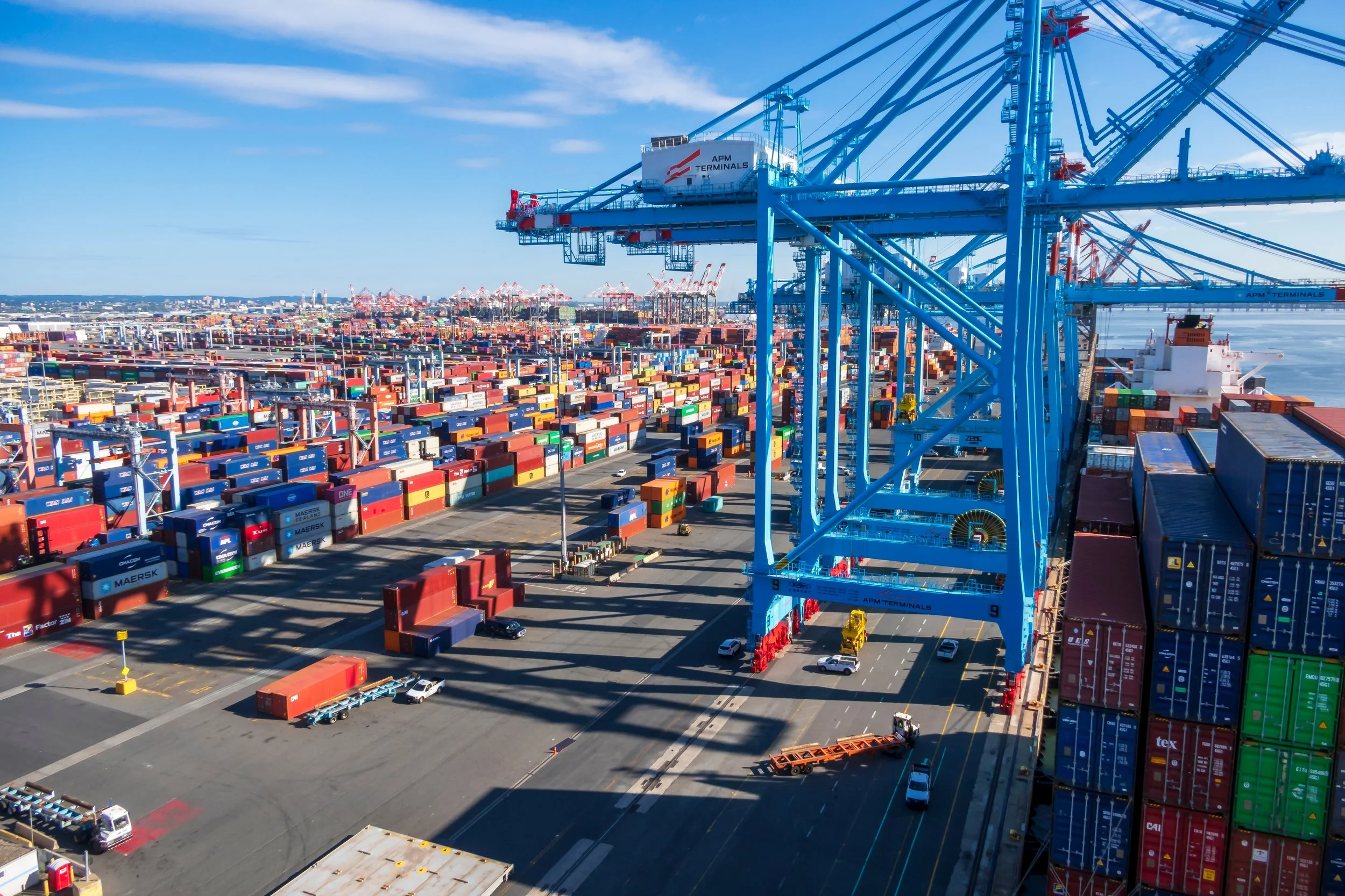 PORT OCEAN CONTAINERS IMPORT EXPORT