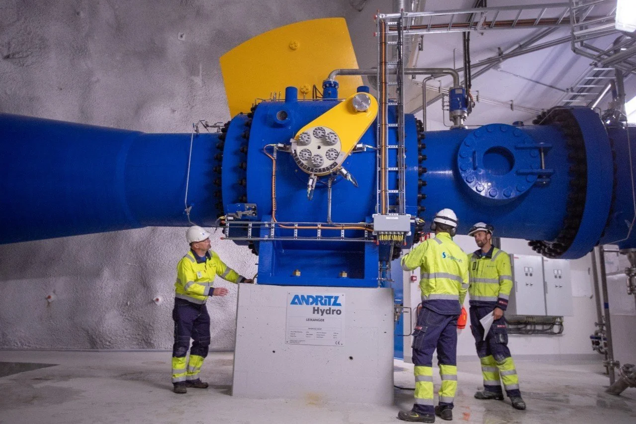 Arbeidsfolk ved ventil i Leikanger kraftverk.