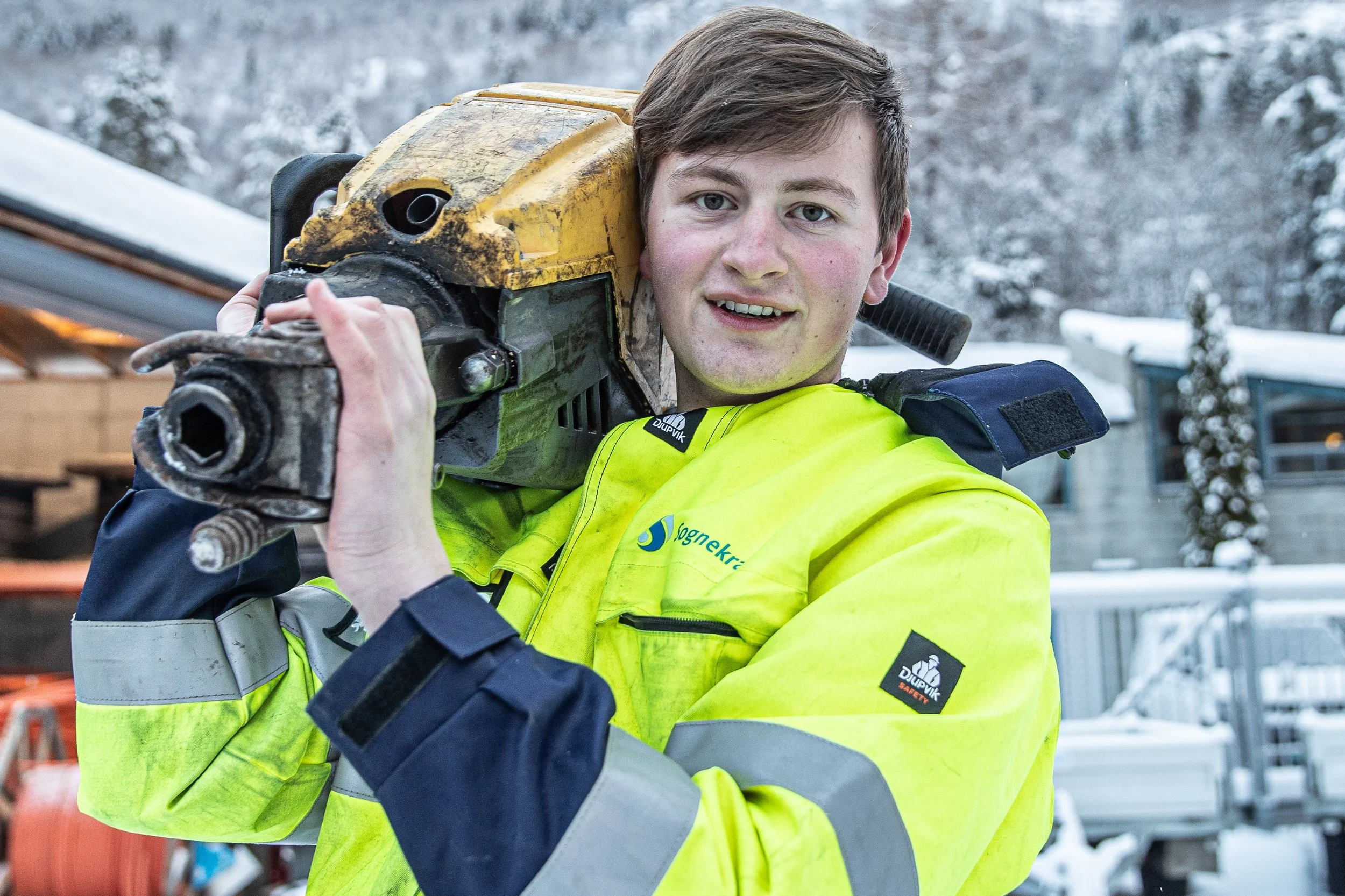 Ung gut som jobbar ute om vinteren.