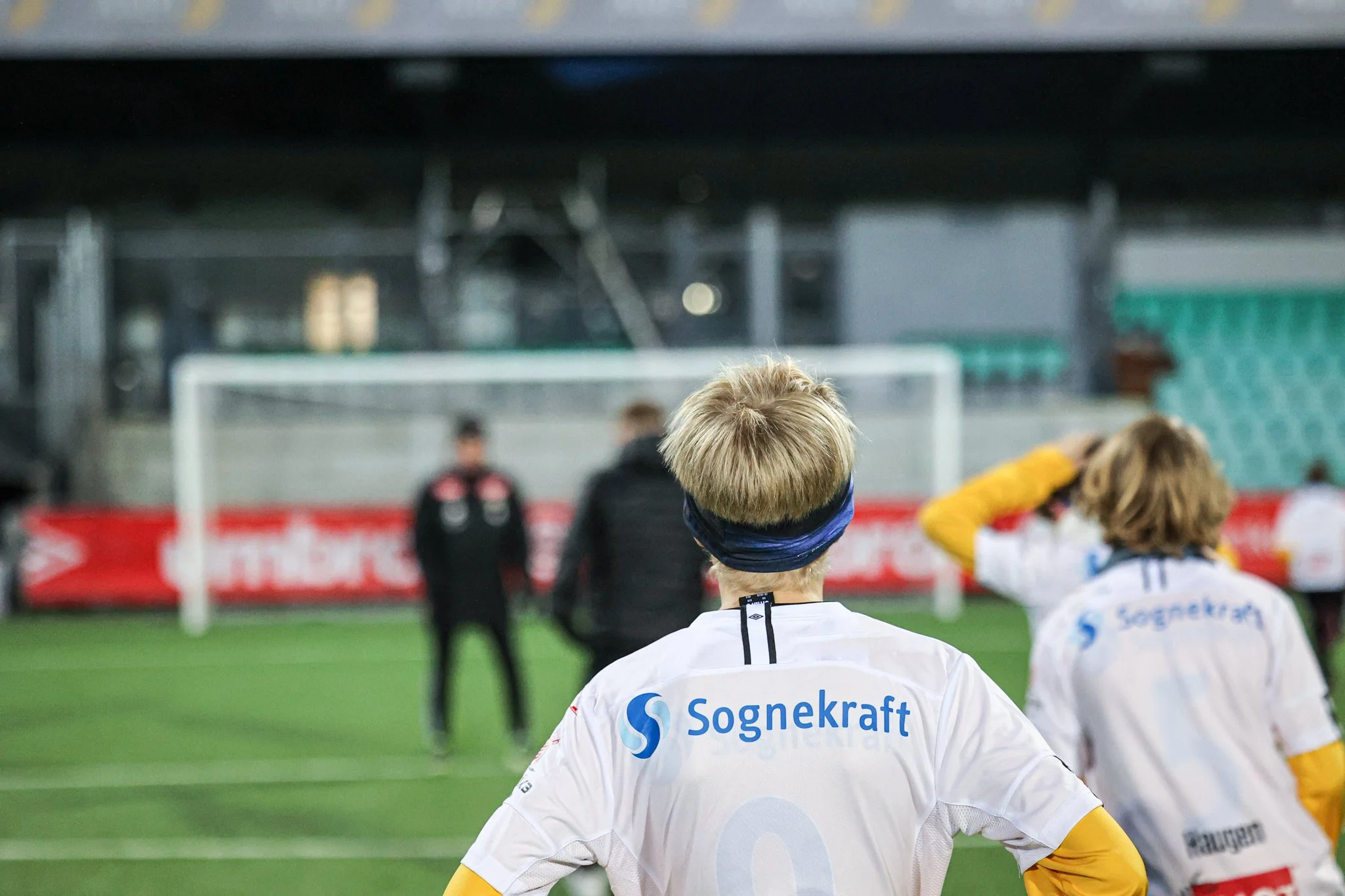 Sognekraft logo i ryggen på fotballspelar
