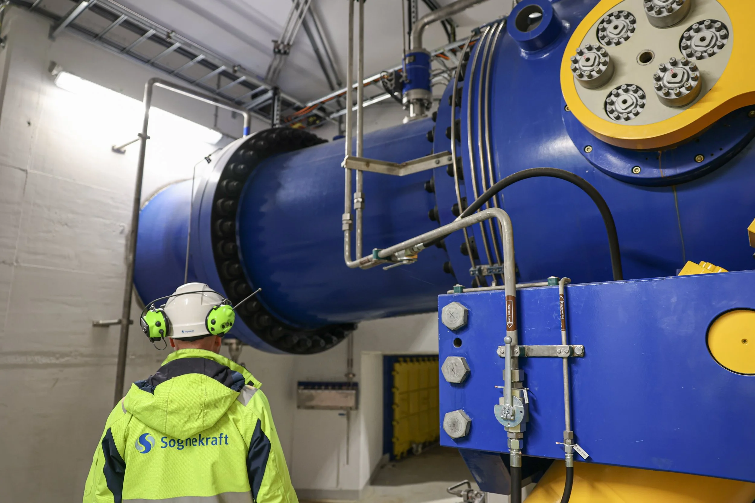 Tilsett ser på turbin i Leikanger kraftverk