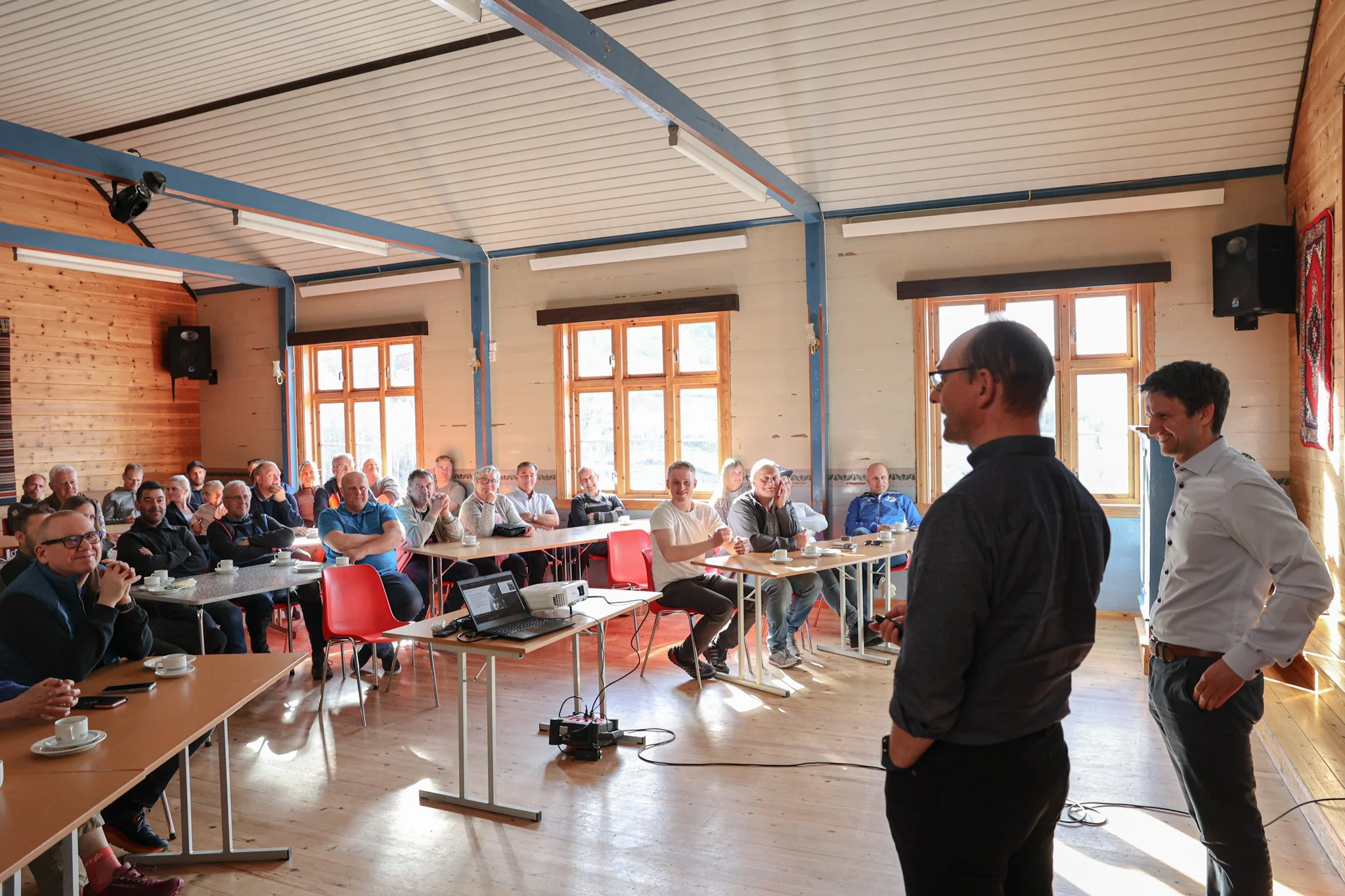 Erlend Bårgard og Utbyggingssjef Harald Fimreite held presentasjon