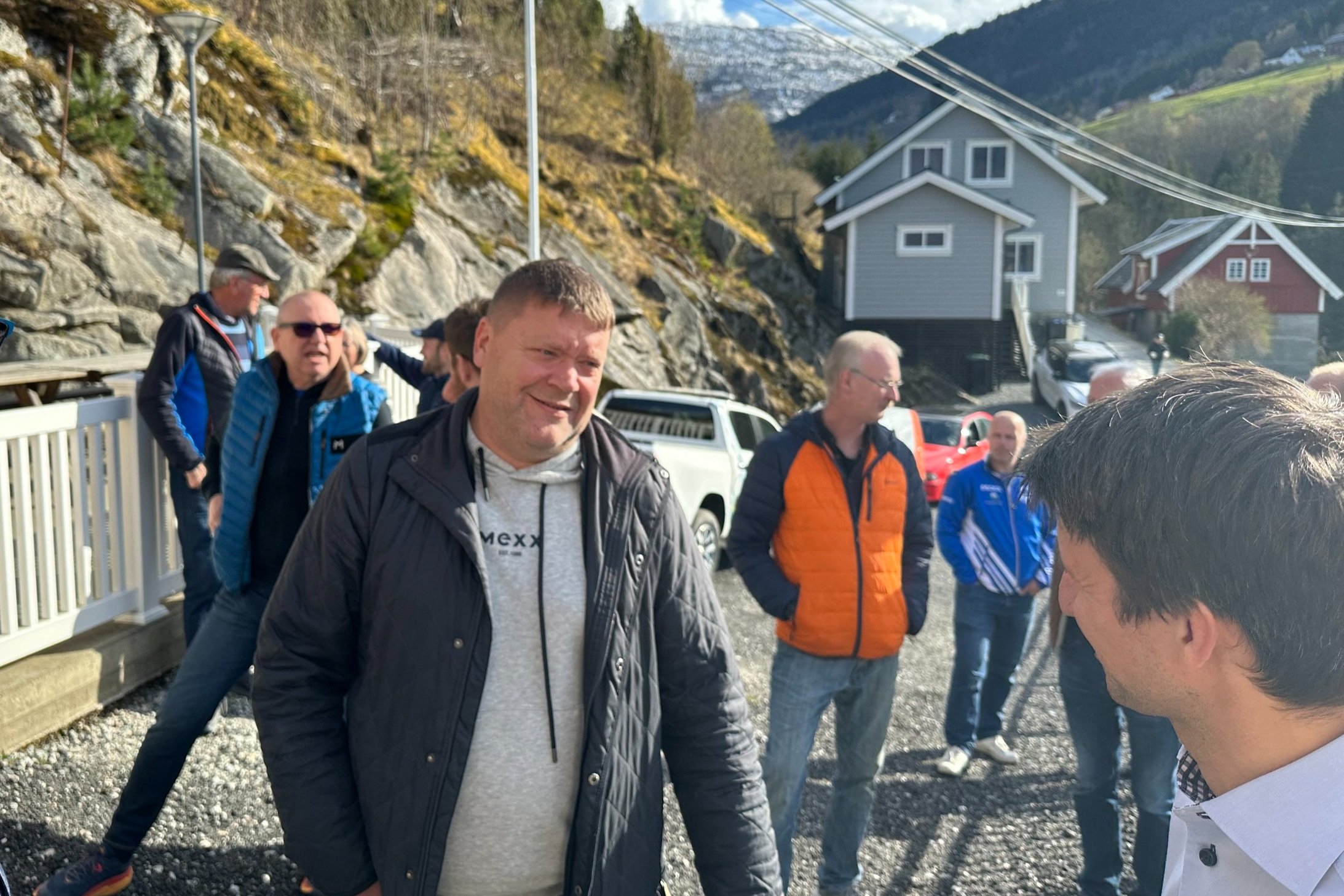 Ordførar Roy Egil Stadheim og andre folk på veg til møte