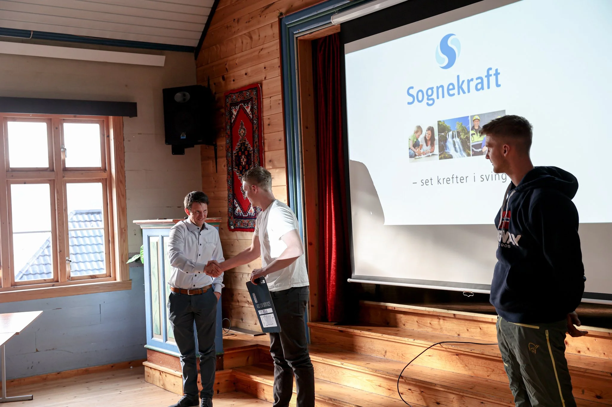 Gåveutdeling til bygdalaget.