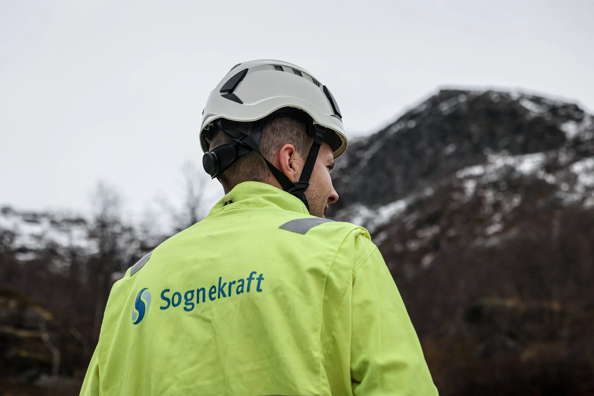 Sognekraft-tilsett kikar mot fjell