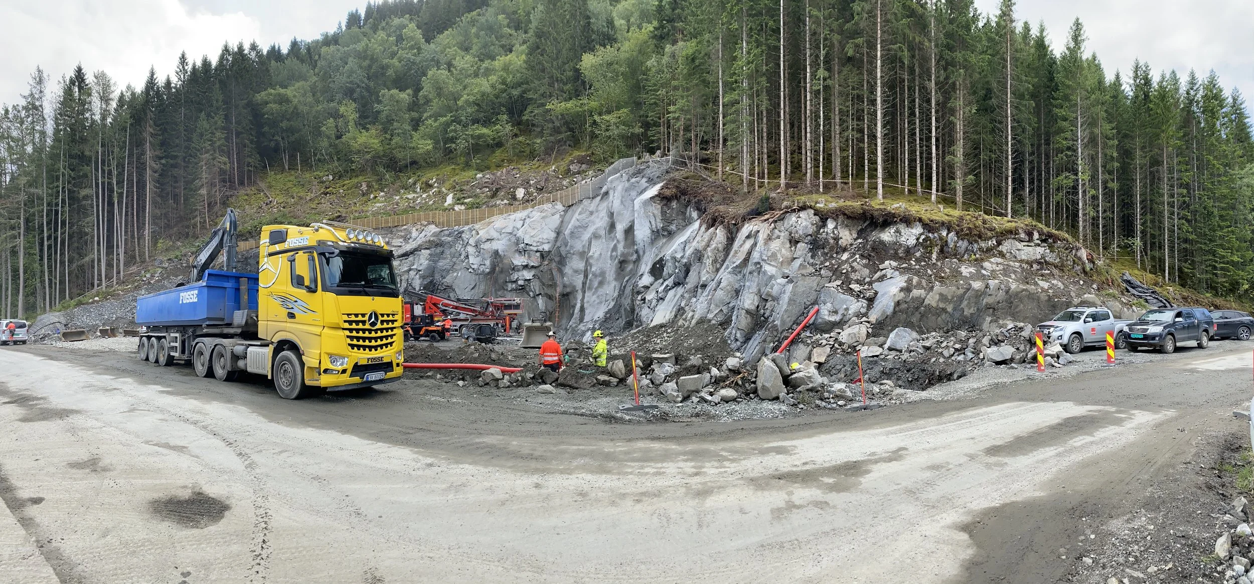 Stor lastebil og bilete frå byggjeplassen