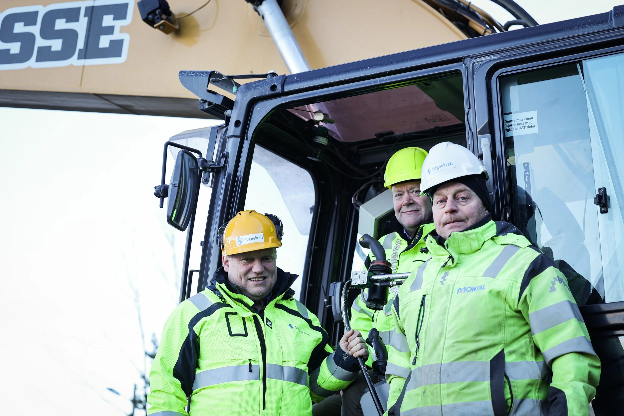 Roy Egil, Terje, og grunneigar Erik Berdal saman ved gravemaskina