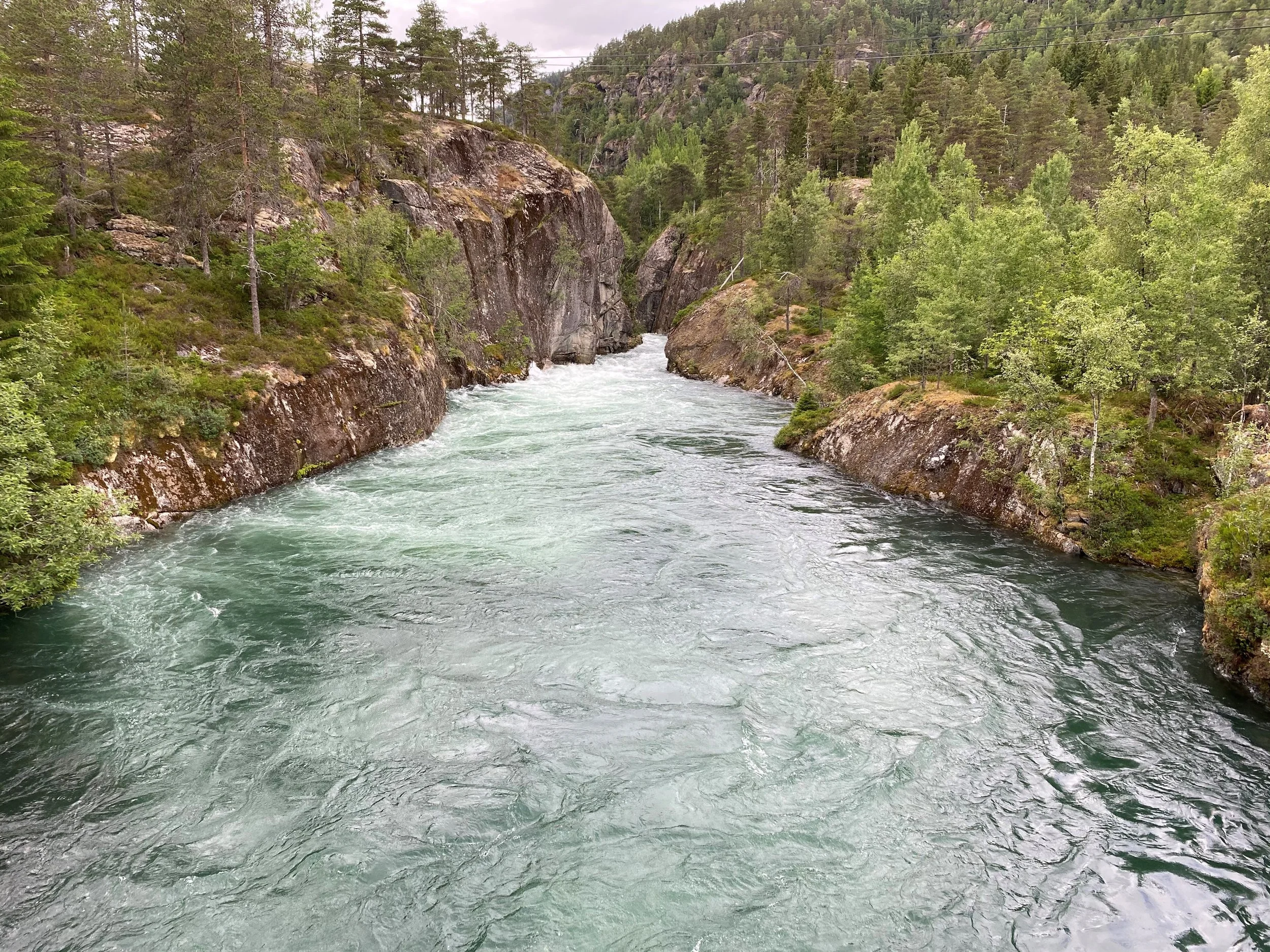 Bilete frå vassdrag. Rennande elv.